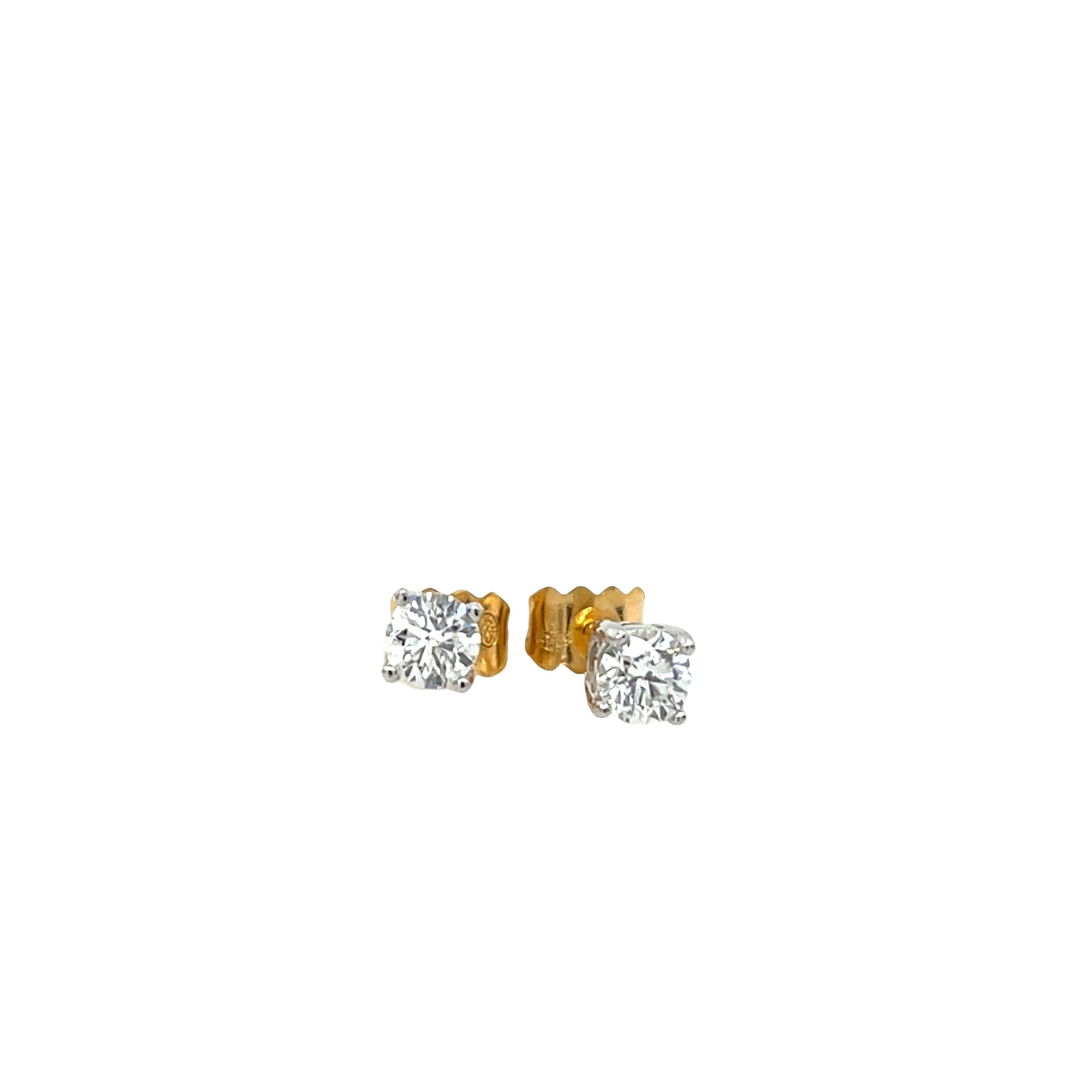 Dieses Paar Diamant-Ohrstecker besteht aus insgesamt 0,50 Karat runden Diamanten im Brillantschliff, die in 9 Karat Gelb- und Weißgold gefasst sind. Sie sind perfekt für den Alltag und können zu jedem Outfit getragen werden.

Gesamtgewicht der