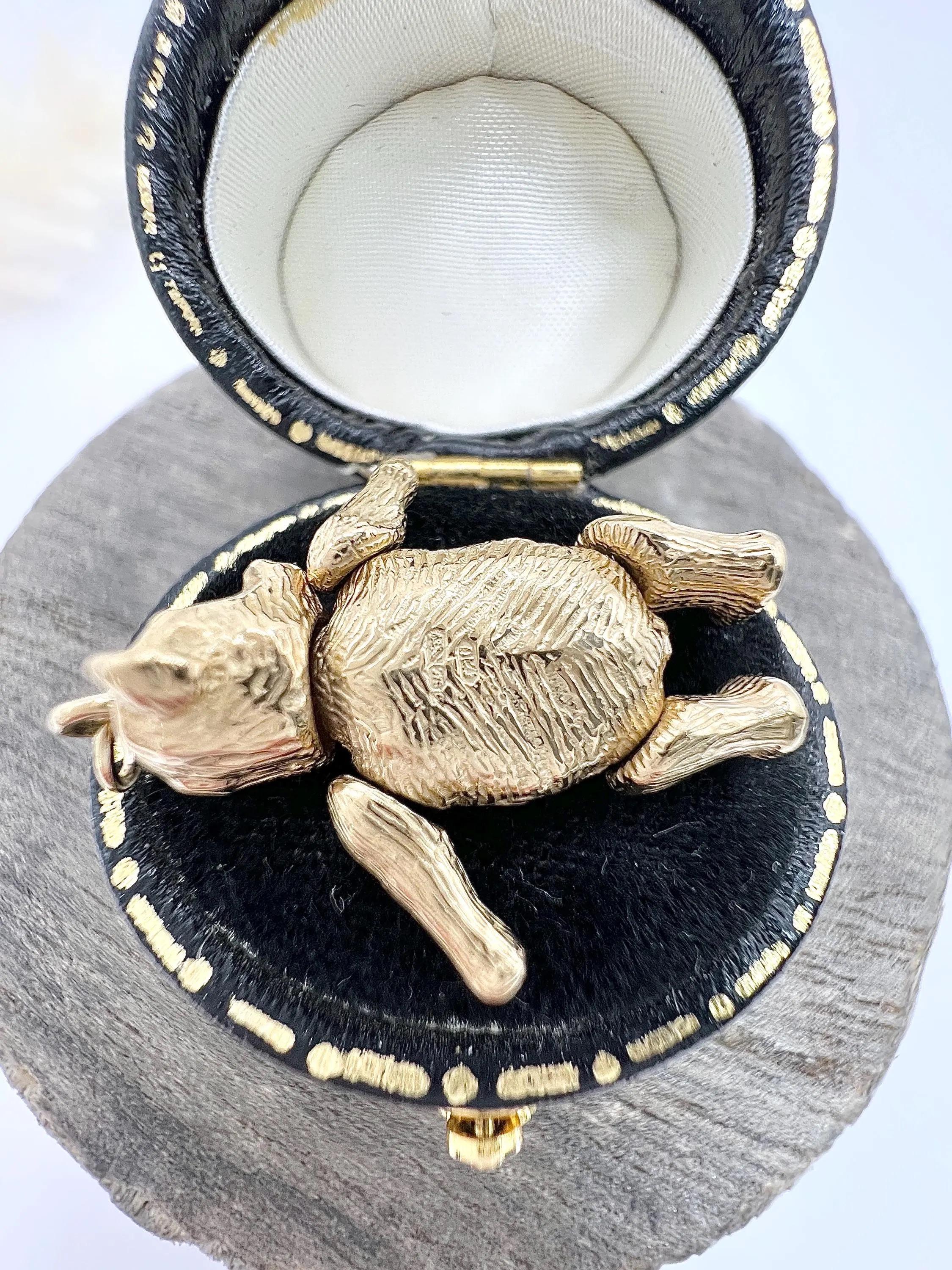Pendentif ours articulé avec yeux bleus et boutons rouges, or jaune 9 carats, années 1980 en vente 6