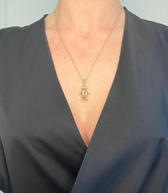 Ciondolo a forma di orso articolato in oro giallo 9ct, anni '80 con occhi blu e bottoni rossi