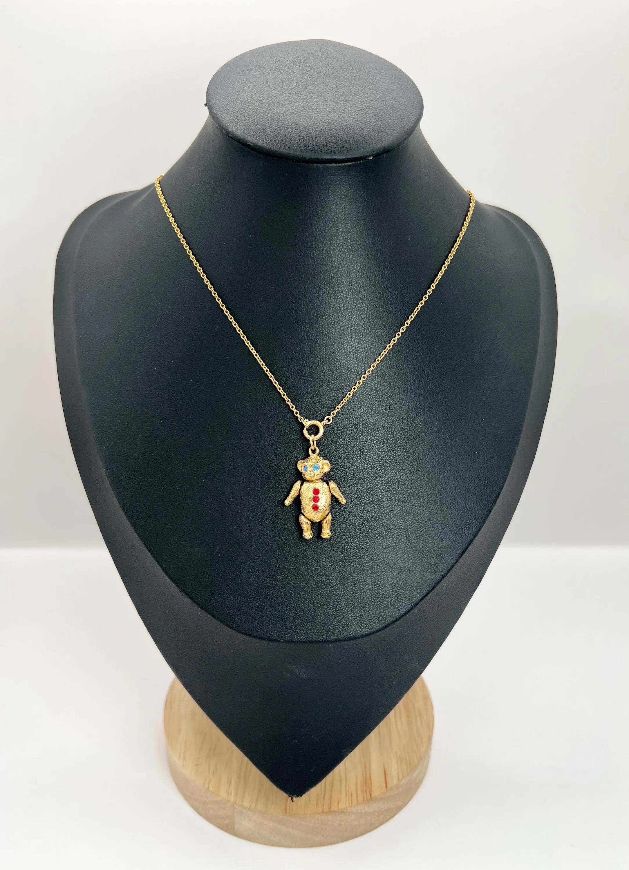 Pendentif ours articulé avec yeux bleus et boutons rouges, or jaune 9 carats, années 1980 Bon état - En vente à Brighton, GB