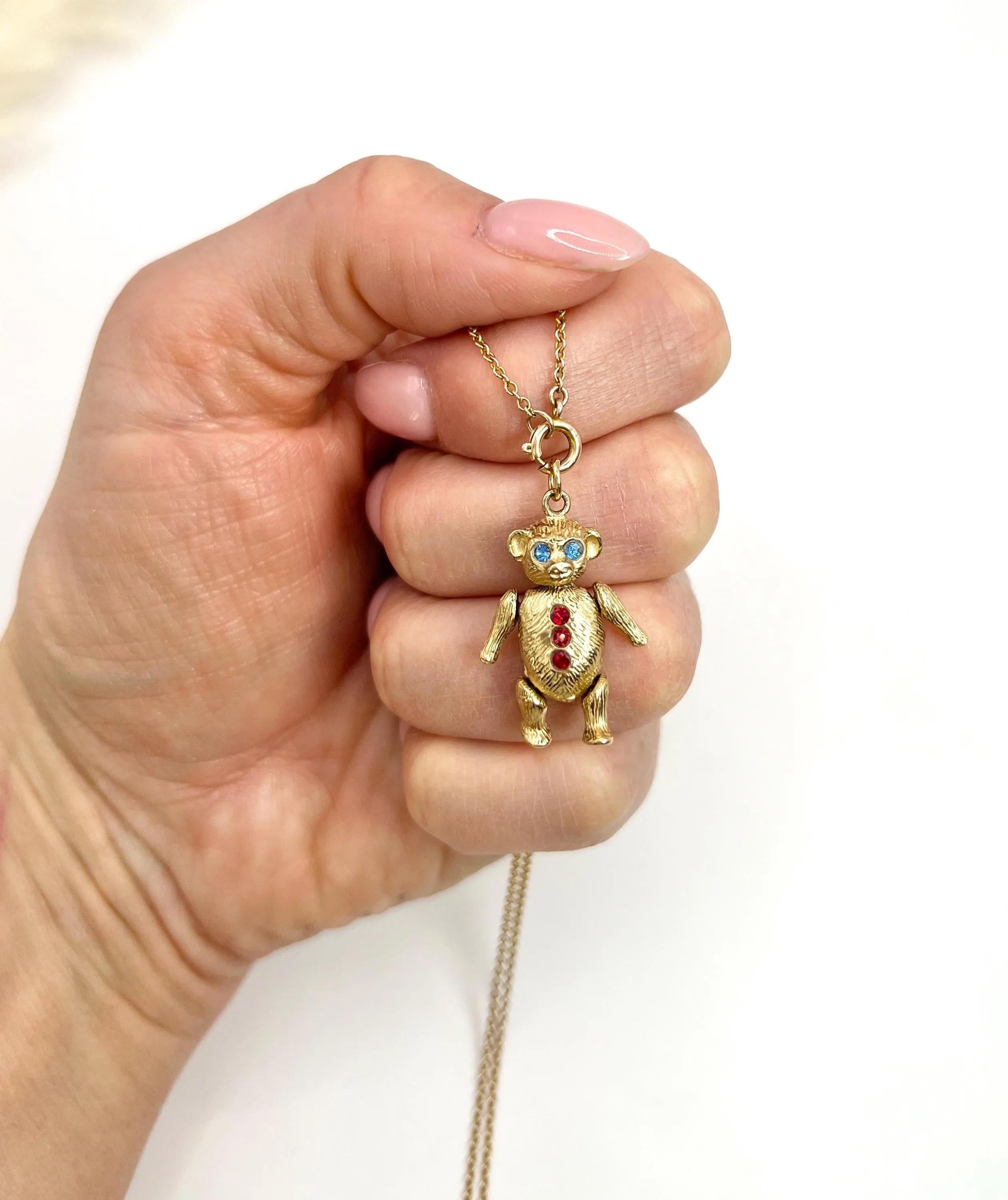 Pendentif ours articulé avec yeux bleus et boutons rouges, or jaune 9 carats, années 1980 Unisexe en vente