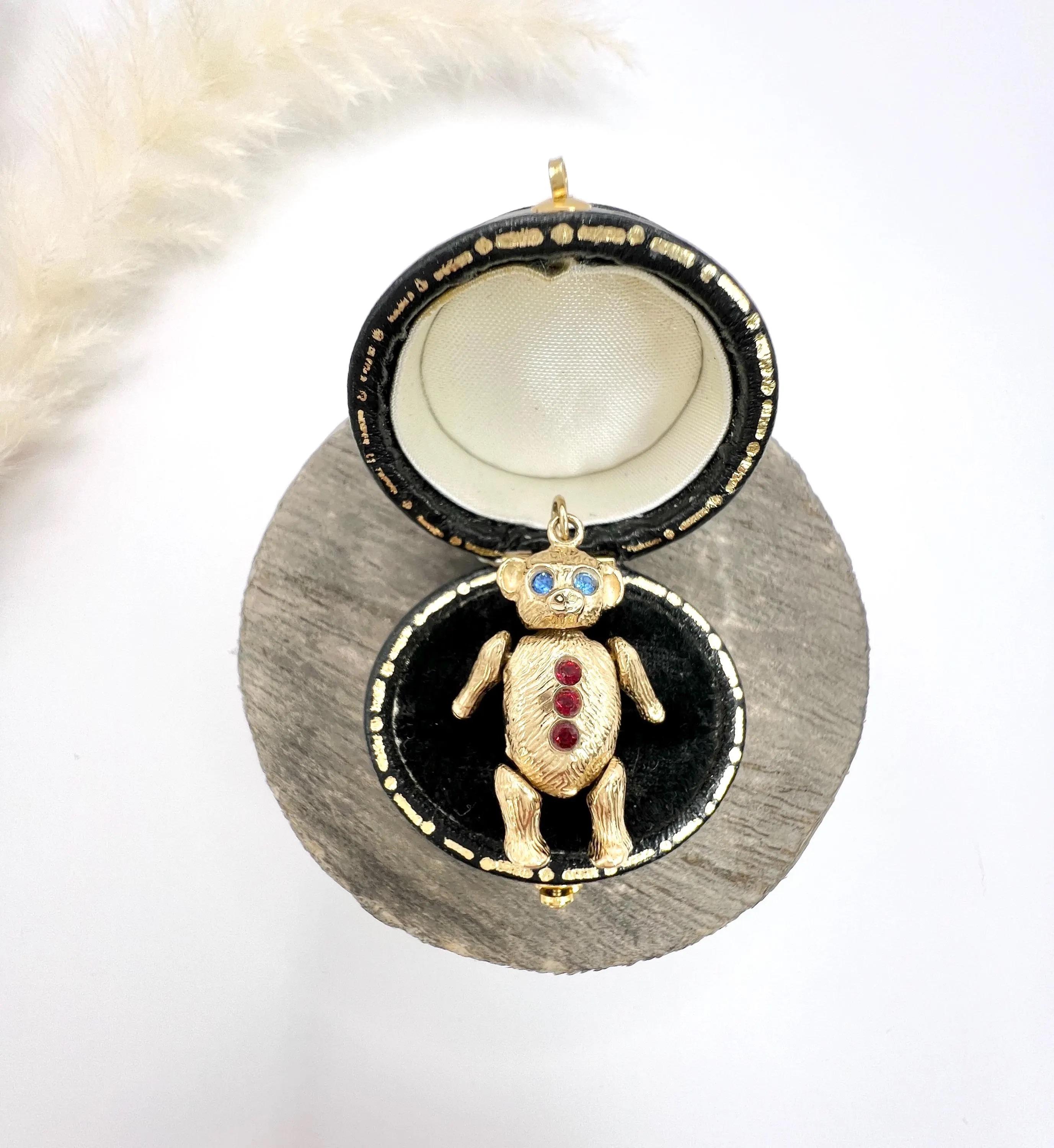Pendentif ours articulé avec yeux bleus et boutons rouges, or jaune 9 carats, années 1980 en vente 1