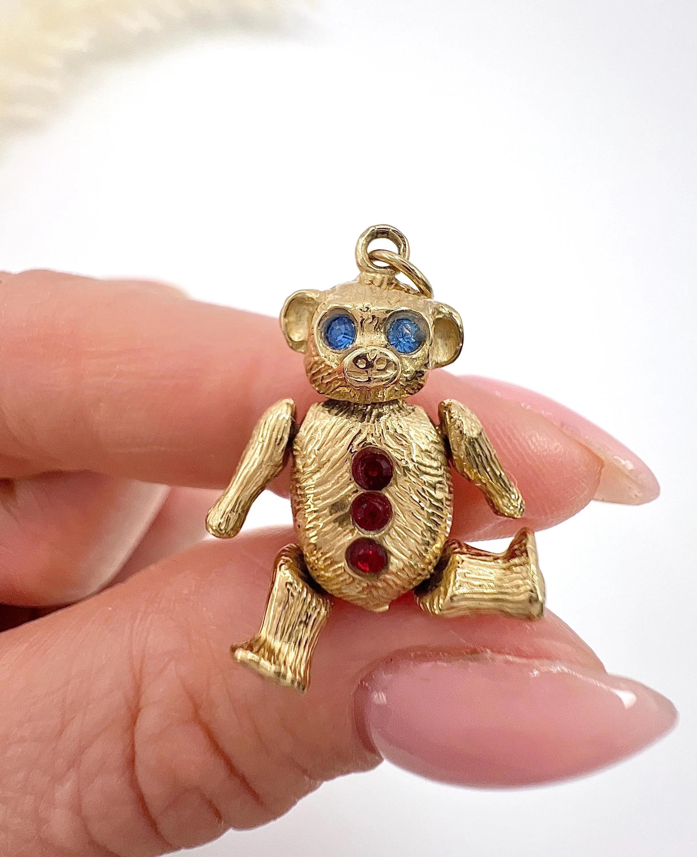 Pendentif ours articulé avec yeux bleus et boutons rouges, or jaune 9 carats, années 1980 en vente 2