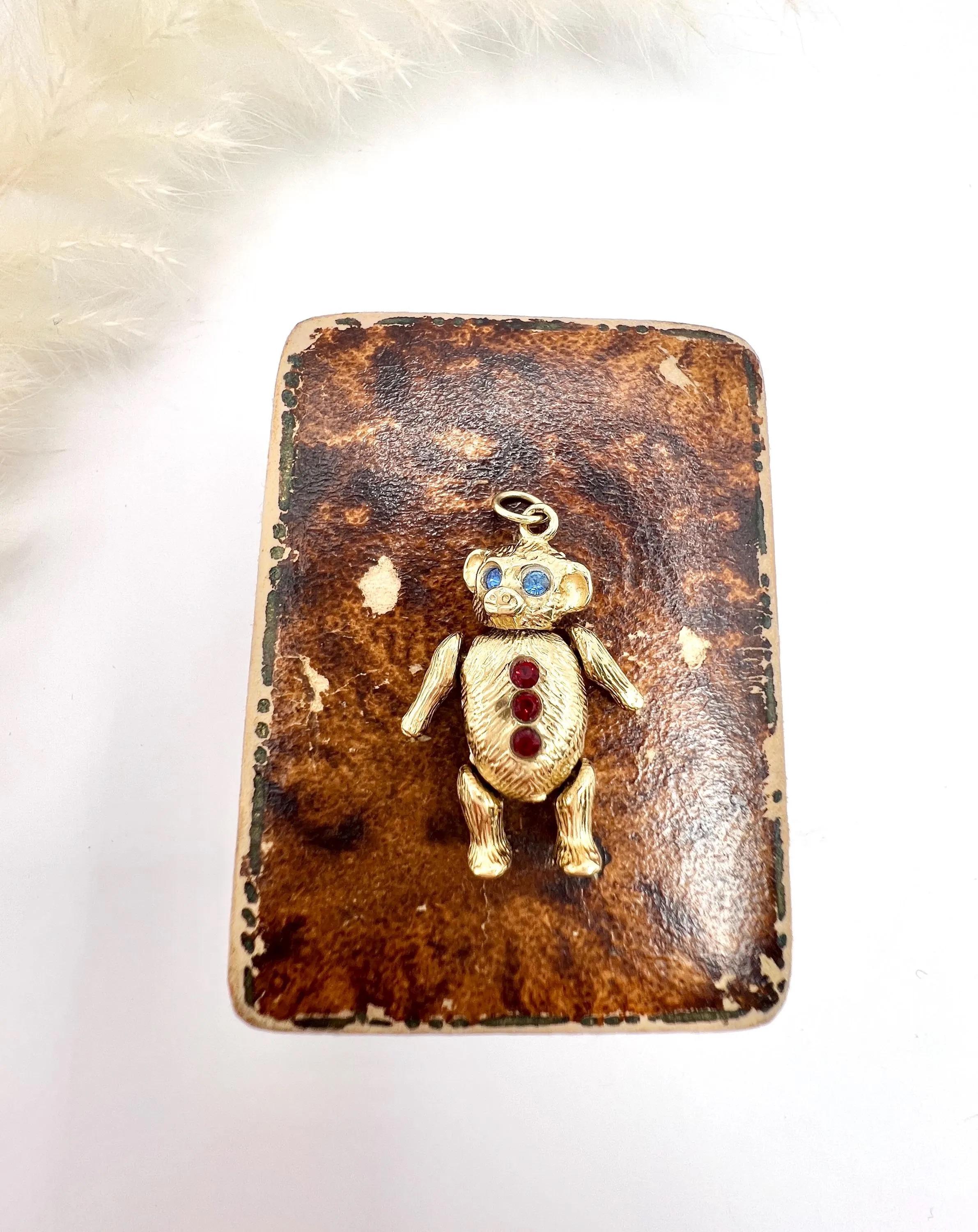 Pendentif ours articulé avec yeux bleus et boutons rouges, or jaune 9 carats, années 1980 en vente 4