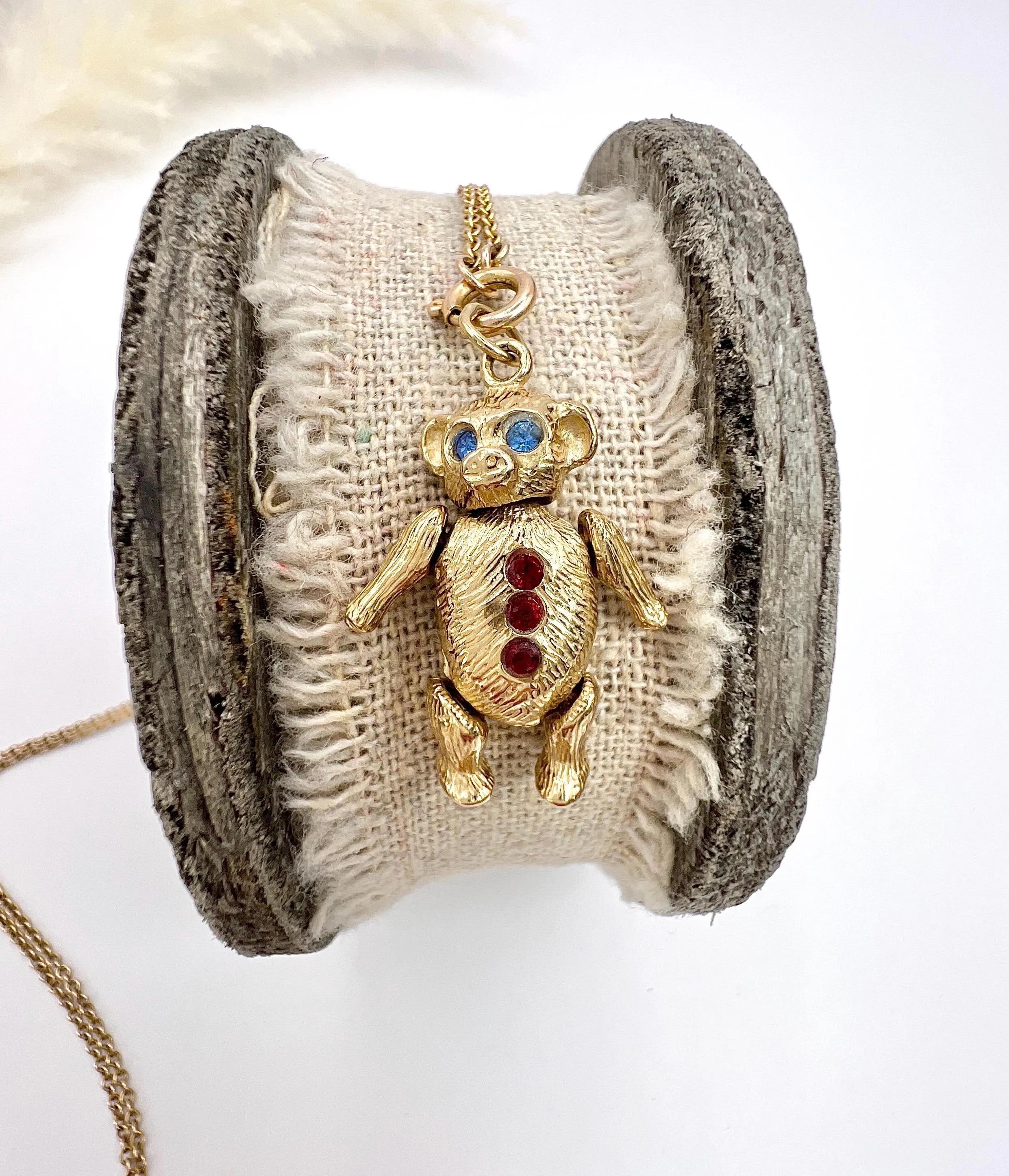Pendentif ours articulé avec yeux bleus et boutons rouges, or jaune 9 carats, années 1980 en vente 5