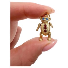 Pendentif ours articulé avec yeux bleus et boutons rouges, or jaune 9 carats, années 1980