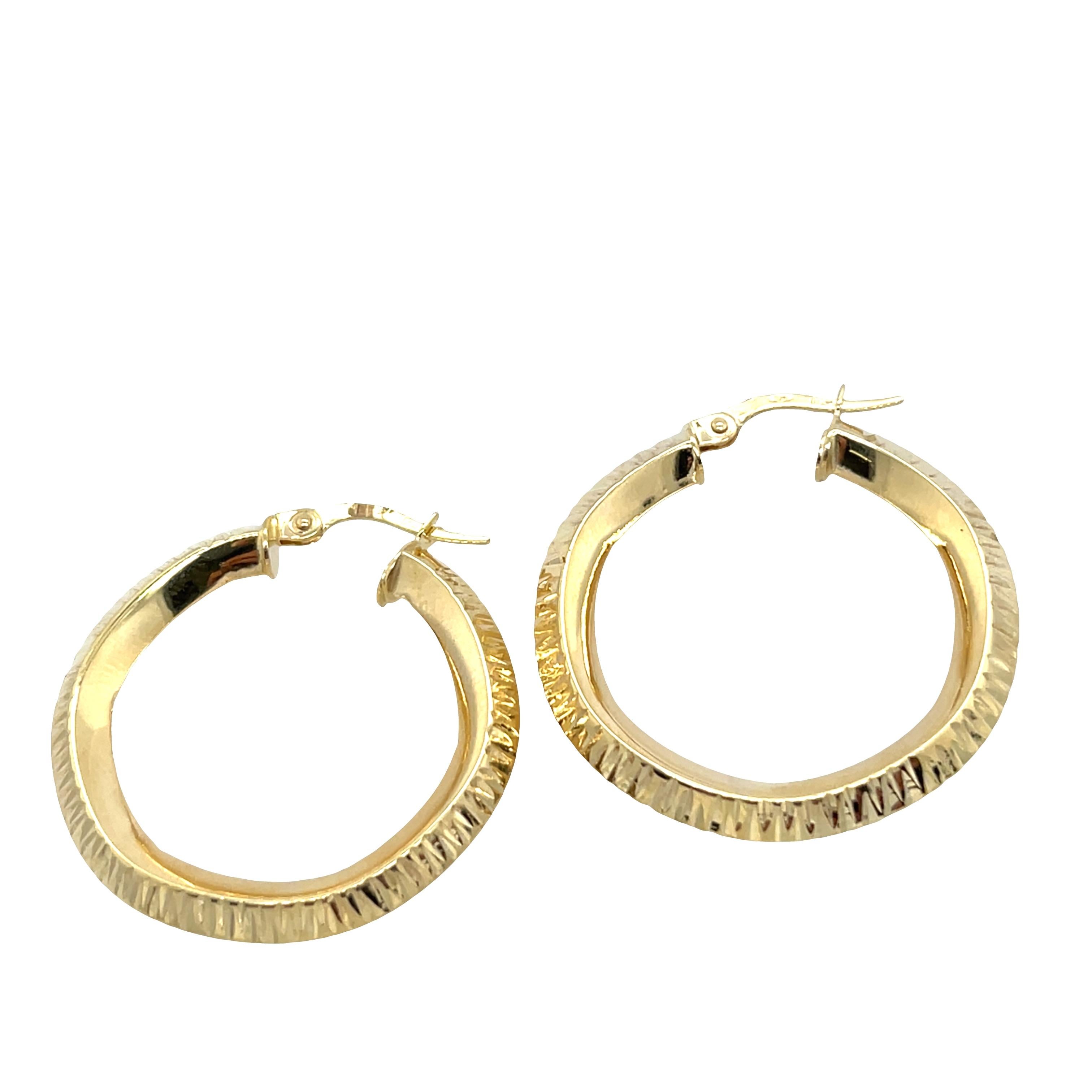 Orecchini a cerchio semplici in oro giallo 9ct da 28 mm con chiusura a scatto In condizioni Nuovo in vendita a London, GB