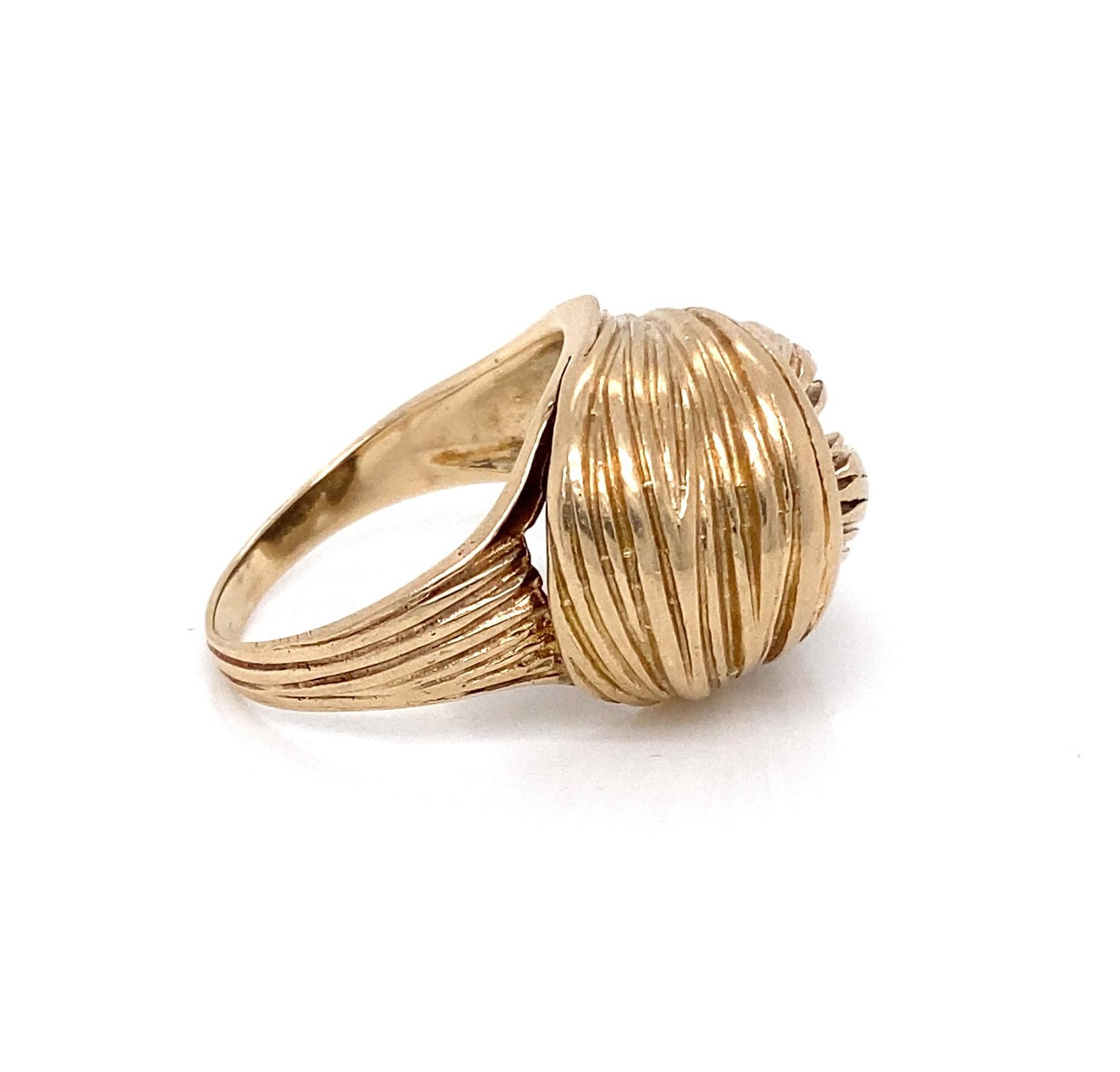 Questo straordinario anello da cocktail astratto, realizzato in oro giallo a 9 carati, è uno dei nostri preferiti in assoluto. Lo splendido design a vortice intrecciato è accattivante: scende su entrambi i lati e si assottiglia nella fascia.