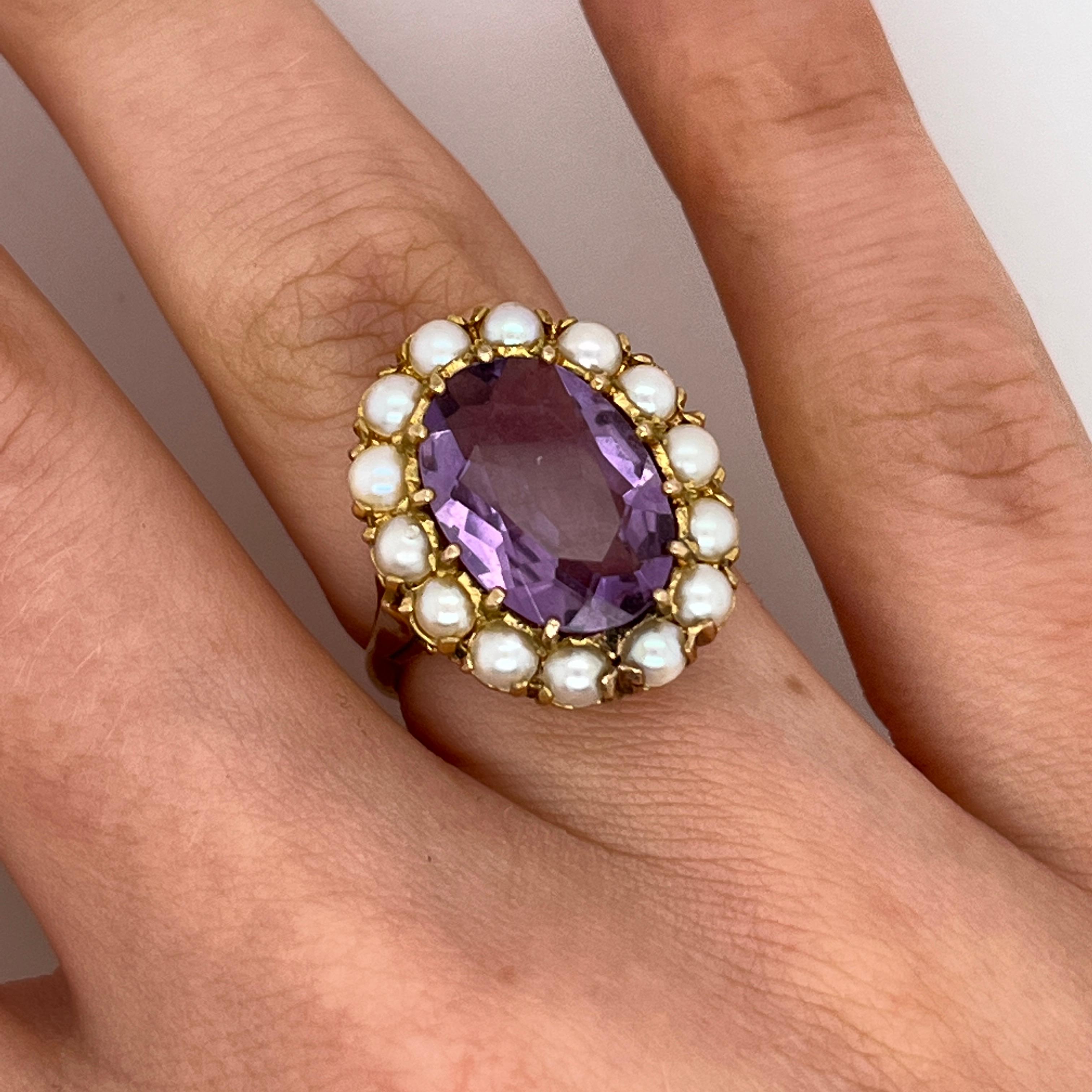 Un anello in stile vintage, delicato ed elegante, realizzato in modo artigianale. 
in oro giallo 9 carati, con una decorazione ricca di colori. 
ametista di taglio ovale al centro. 
La gemma è circondata da un'aureola di delicate perle di semi, che