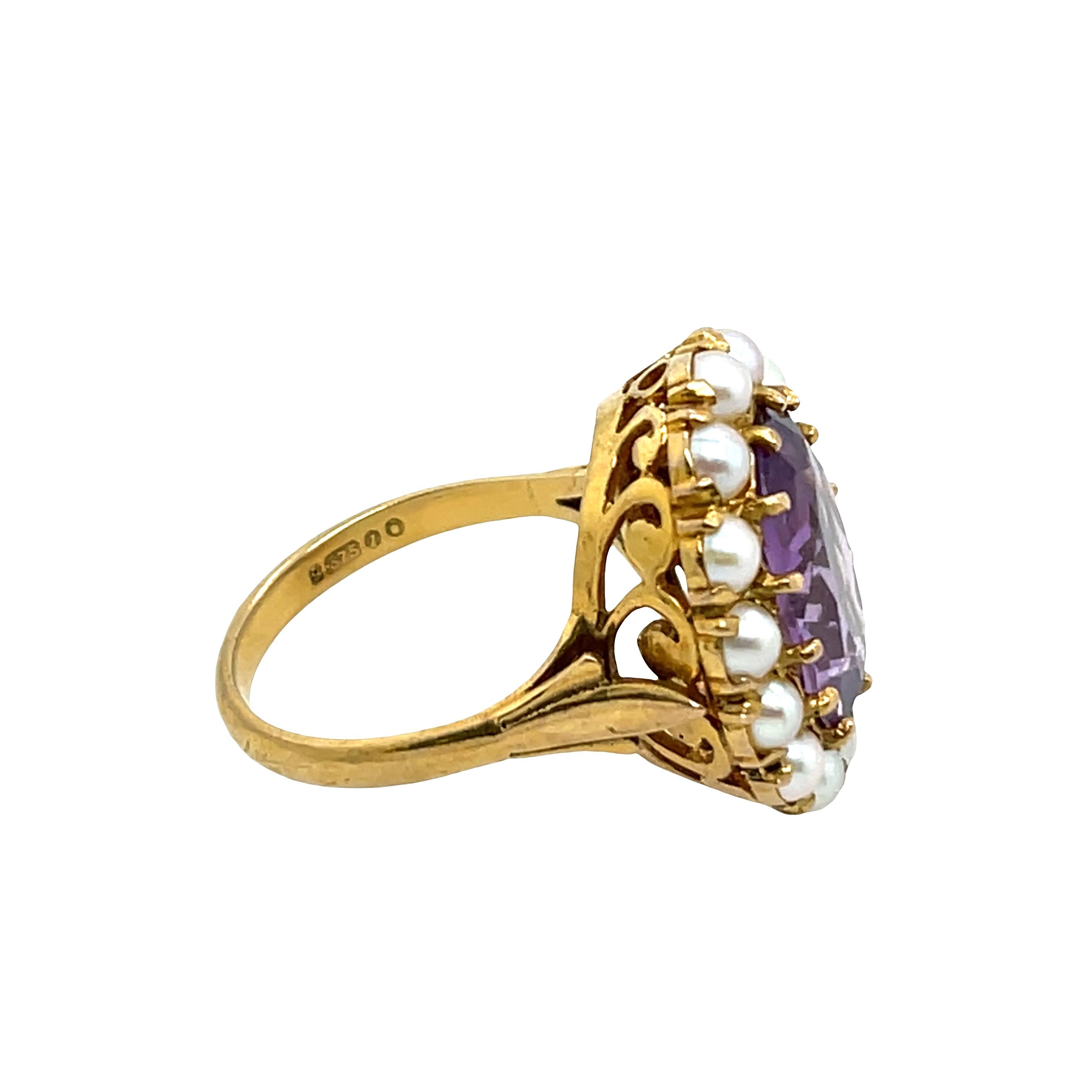 Taglio ovale Anello in oro giallo 9ct con ametista e perle a raggiera in vendita