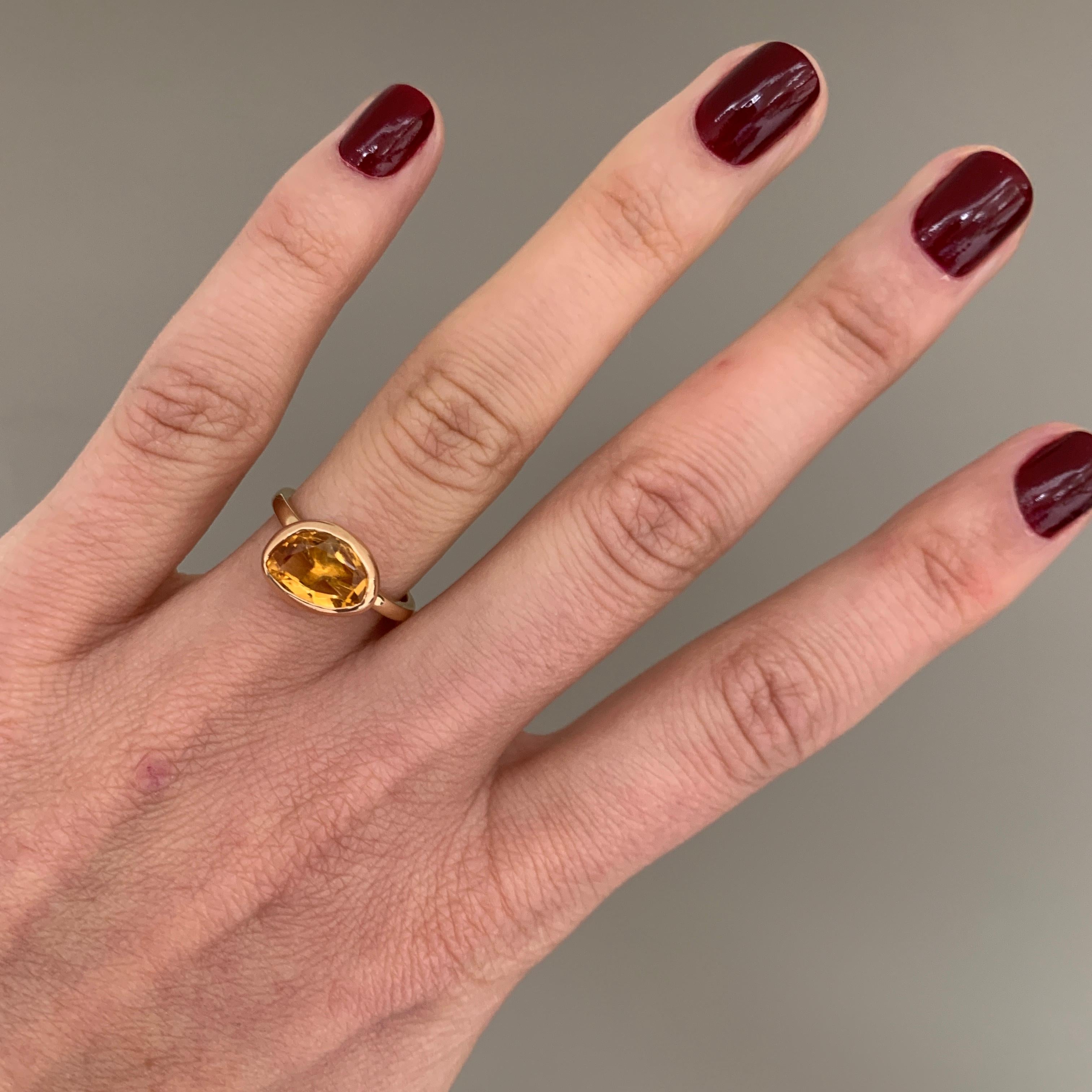 9 Carat Yellow Gold and Pookie-Cut Citrine Cabochon Stacking Ring For Sale 1