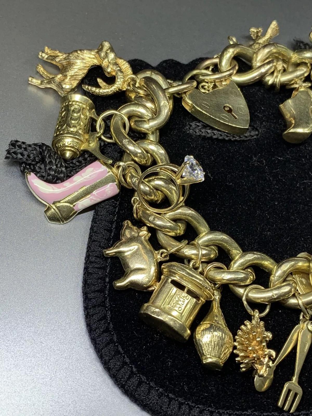 Bracciale Charme Antiques in oro giallo 9 ct. in vendita 1