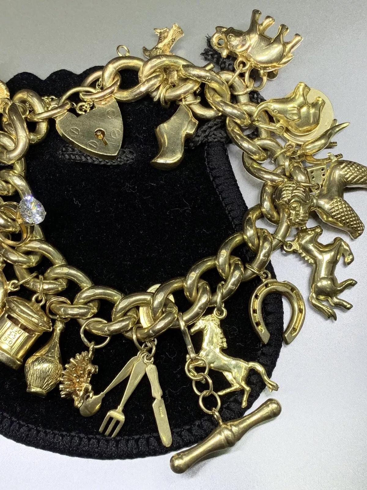 Bracciale Charme Antiques in oro giallo 9 ct. in vendita 2