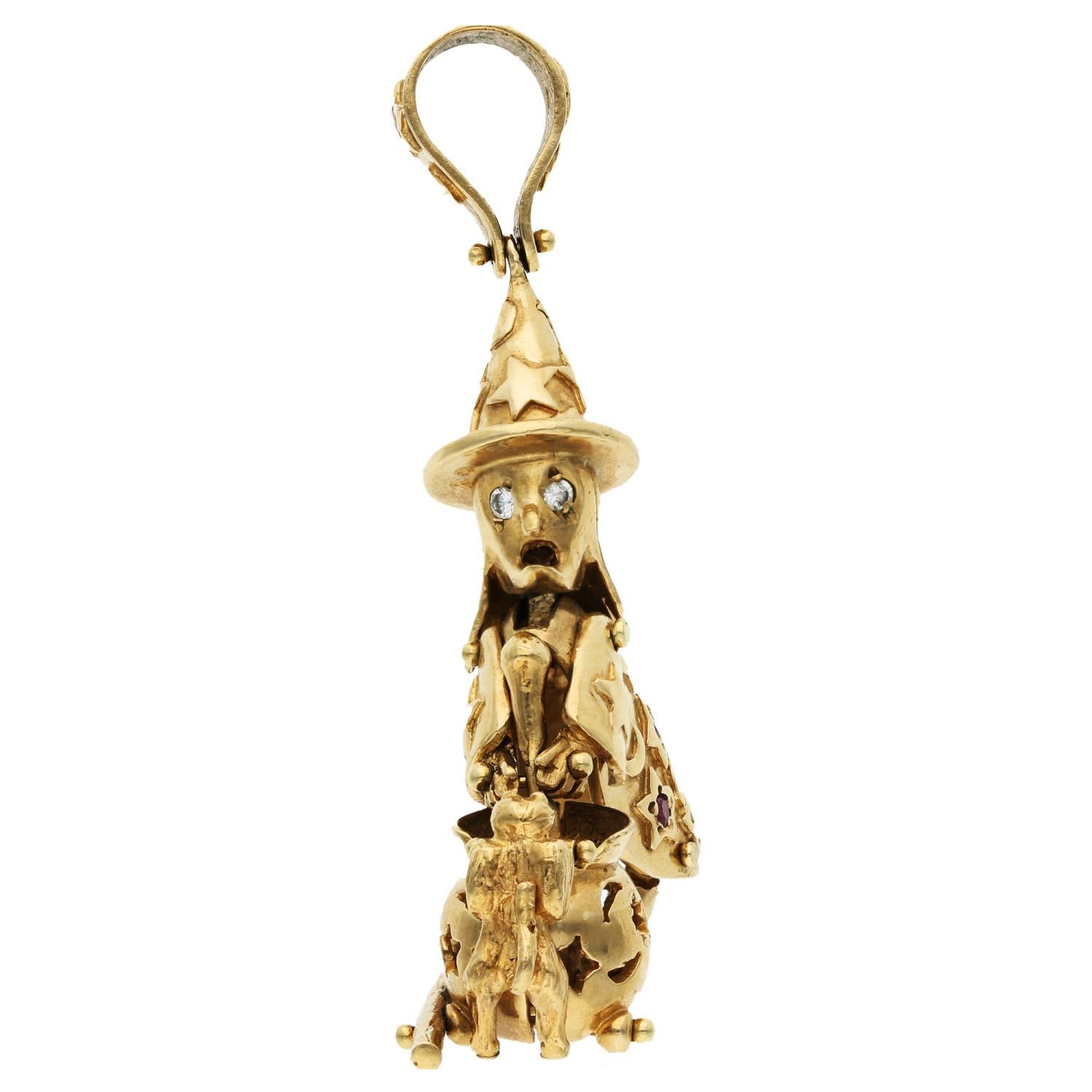 Verleihen Sie Ihrer Sammlung einen Hauch von Magie mit unserem Pre-Loved Witch Charm aus 9 Karat Gelbgold, einem skurrilen und bezaubernden Stück, das die Fantasie beflügelt. Dieser wunderschön gearbeitete Charme zeigt eine bewegliche Hexe mit ihrem