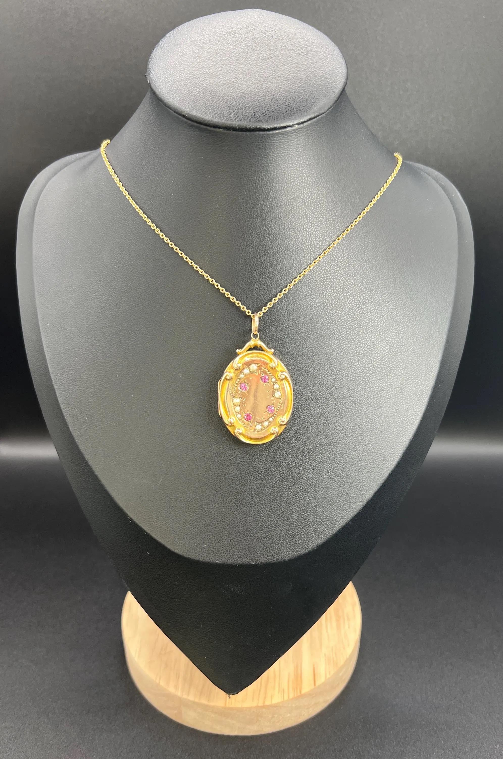 9ct Yellow Gold Back & Front, Edwardian Floral Seed Pearl Set Oval Locket (Rundschliff) im Angebot