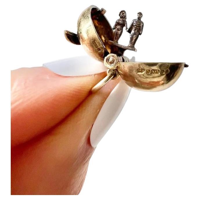 9ct Yellow Gold Birmingham Hallmarked 1970 Adam & Eve Apple Pendant Charm In Good Condition In Brighton, GB