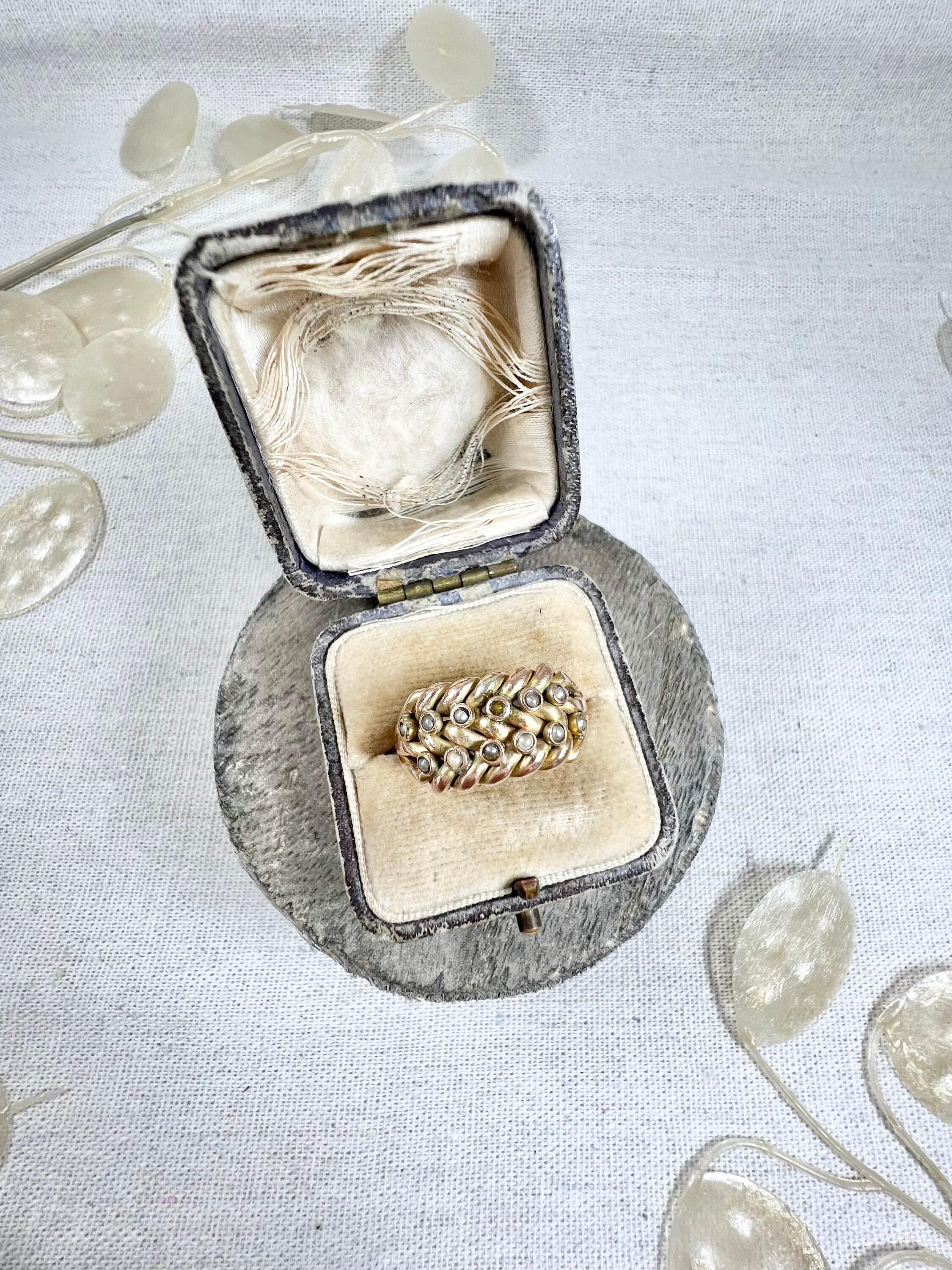 9ct Yellow Gold Birmingham Hallmarked Victorian Seed Pearl Set Keepers Ring In Good Condition For Sale In Brighton, GB
