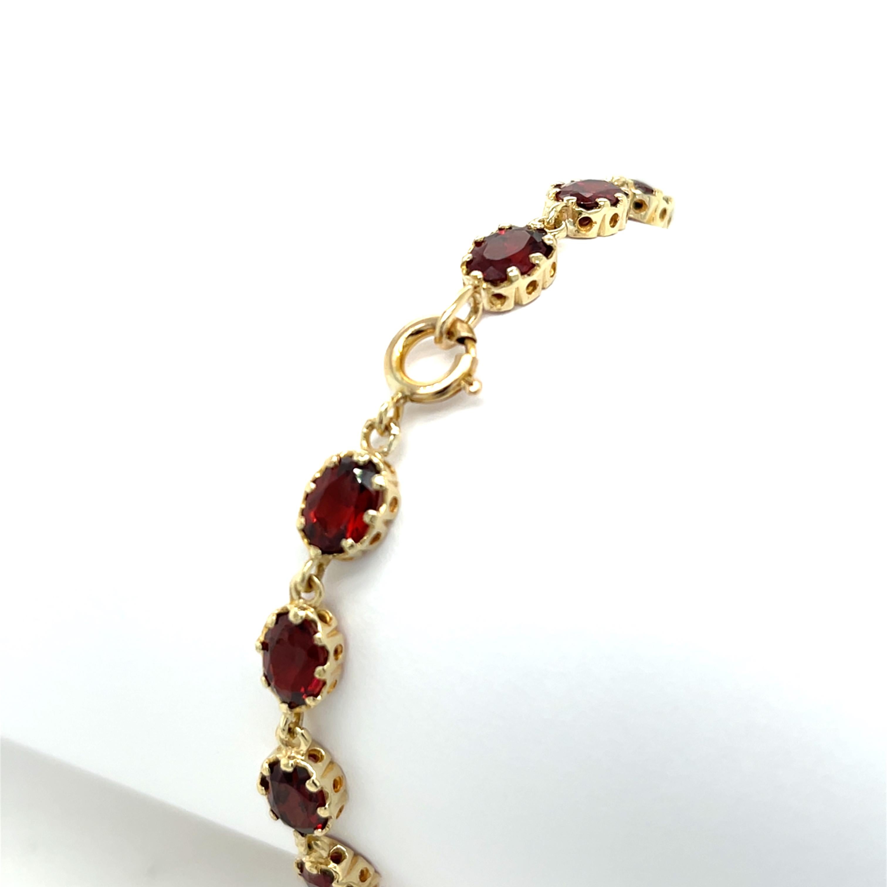 9ct Yellow Gold Bracelet Set With 16 oval Natural Garnets In Excellent Condition In London, GB