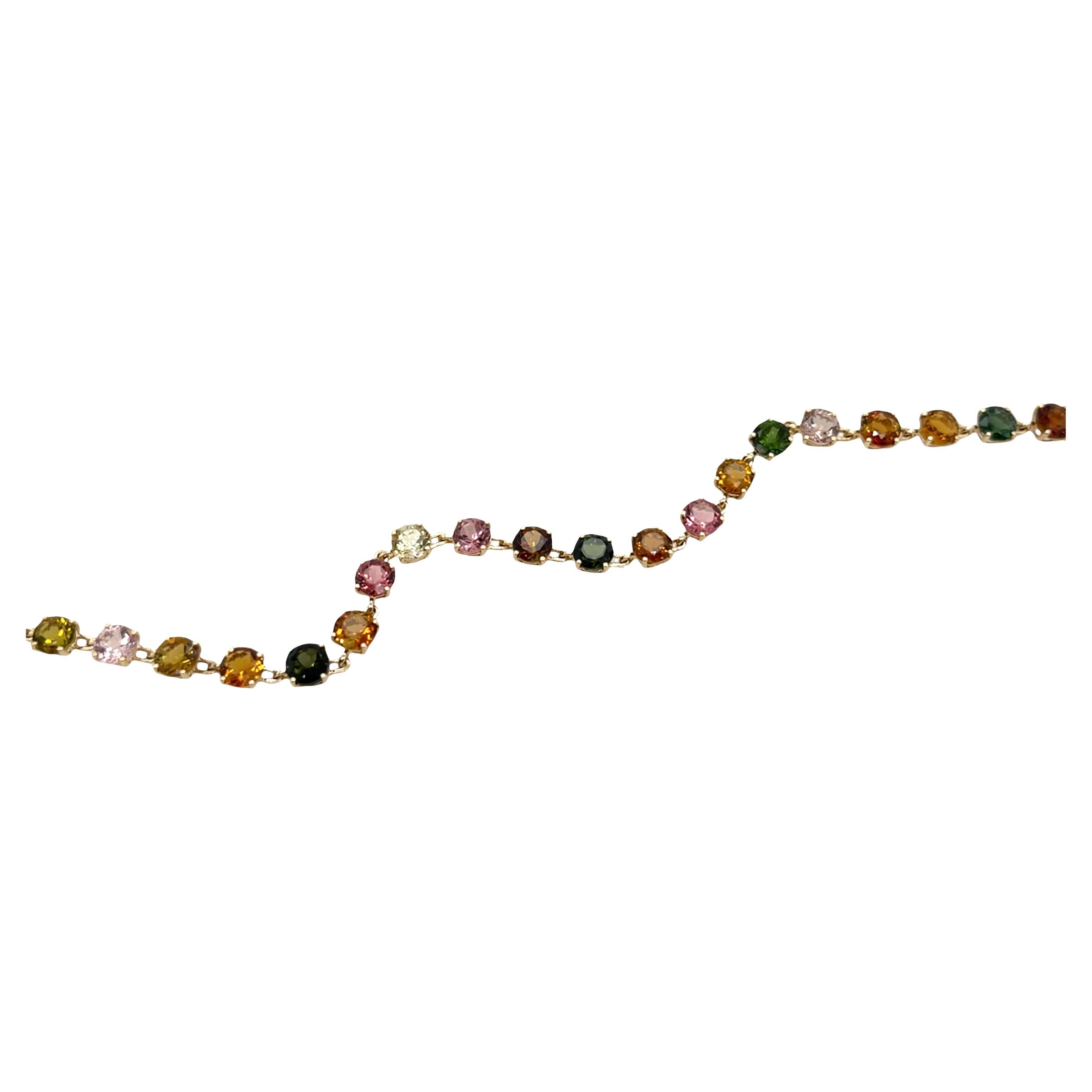 Esta pulsera de oro amarillo de 9 ct, una pieza vibrante y llamativa, está engastada con un conjunto de turmalinas naturales de talla mixta en un arco iris de colores. El cálido oro amarillo complementa maravillosamente los ricos tonos de cada