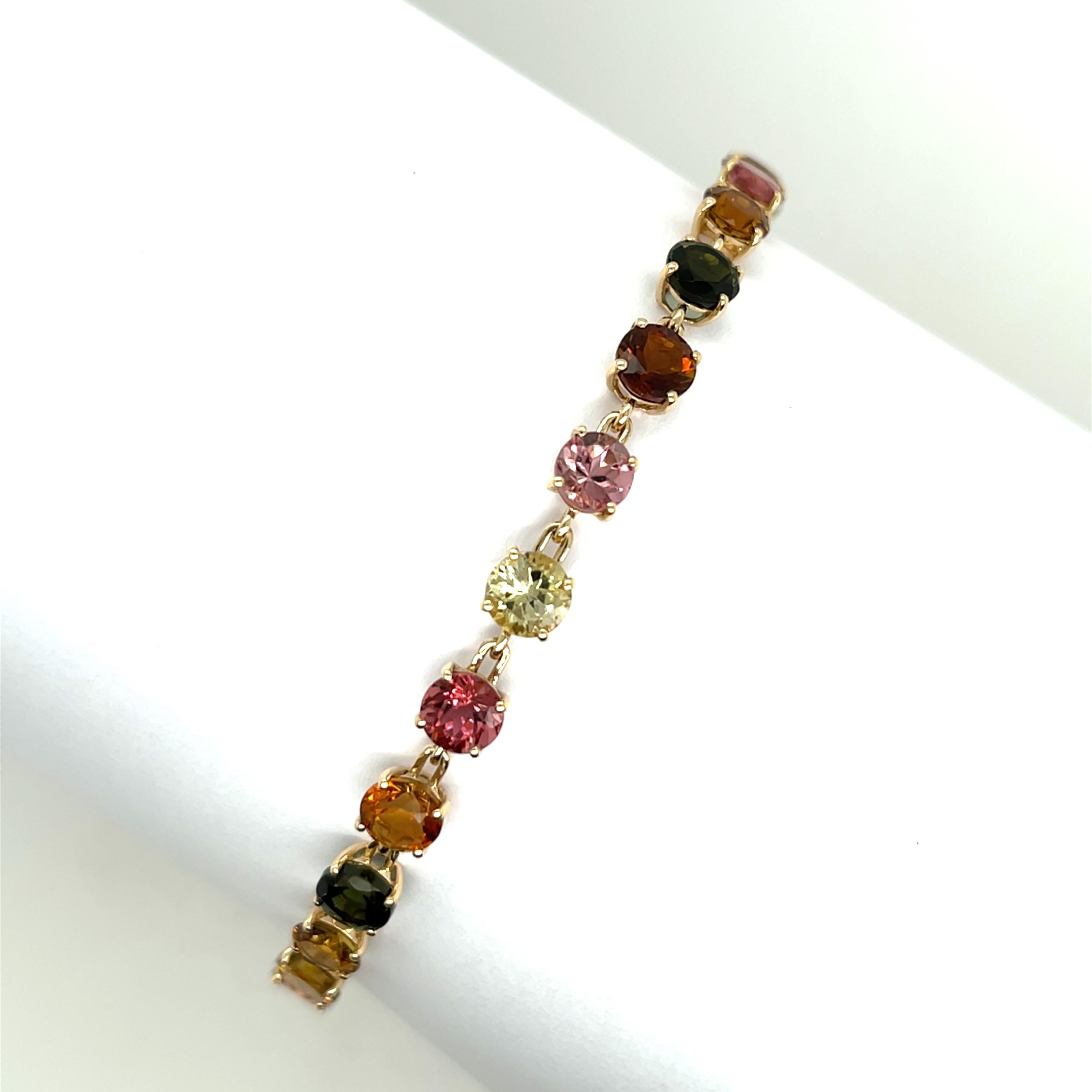 Pulsera de oro amarillo de 9 ct con turmalinas naturales de talla mixta en venta 1
