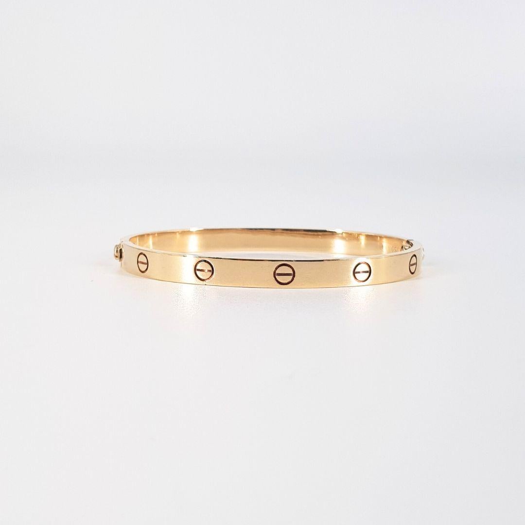  Wunderbar
Artikel-Attribute
Metall:                     9ct Gelbgold
Länge:                            69mm
Breite:                              58mm 
Höhe:                             2mm
Bruttogewicht:           26,6 Gramm
