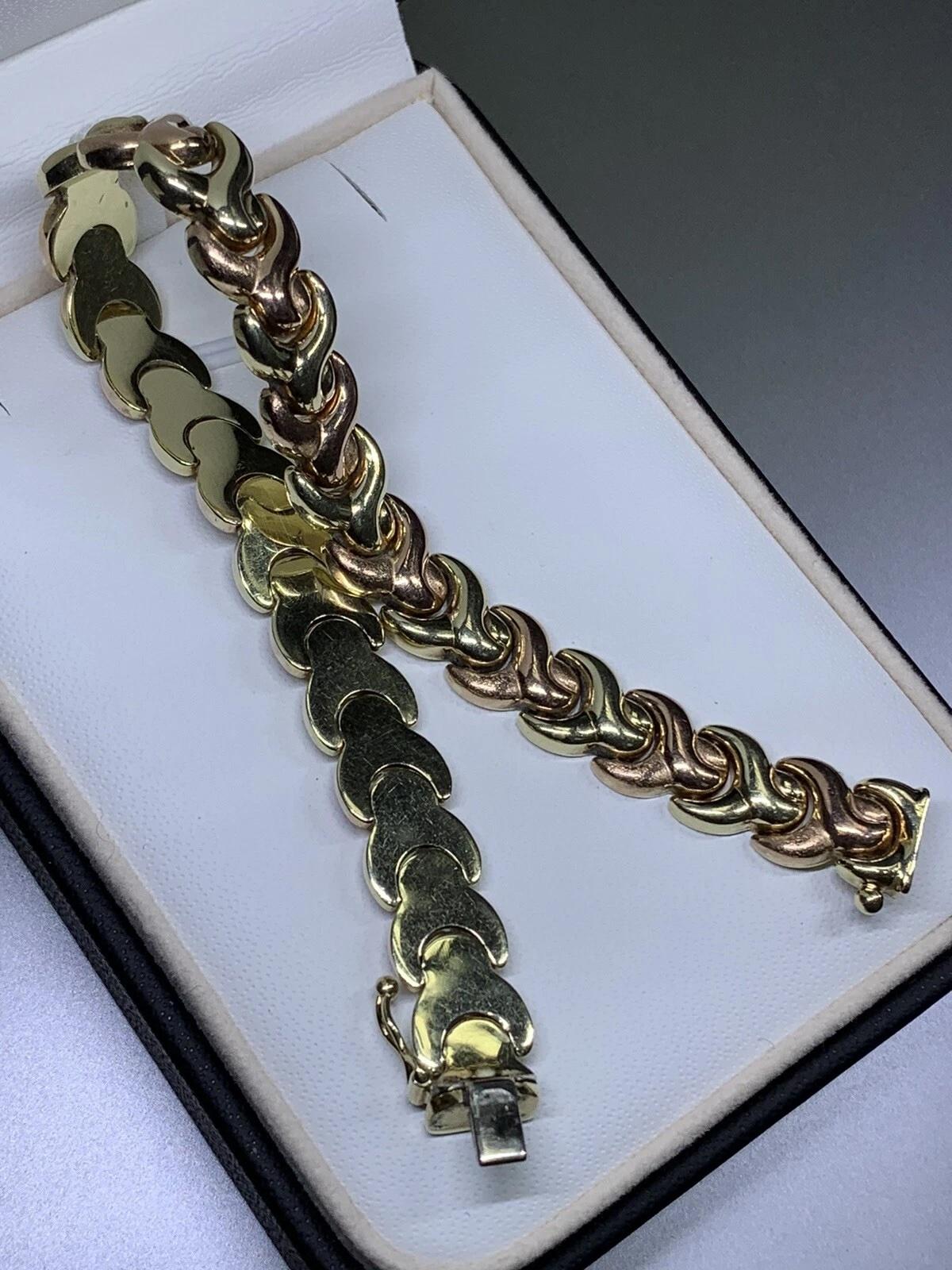 Ce magnifique bracelet en or jaune 9ct à maillons cubains massifs est un ajout indispensable à toute collection de bijoux. Avec un poids de 14,0 et une longueur de 7,5 pouces, il est parfait pour une utilisation quotidienne ou pour des occasions