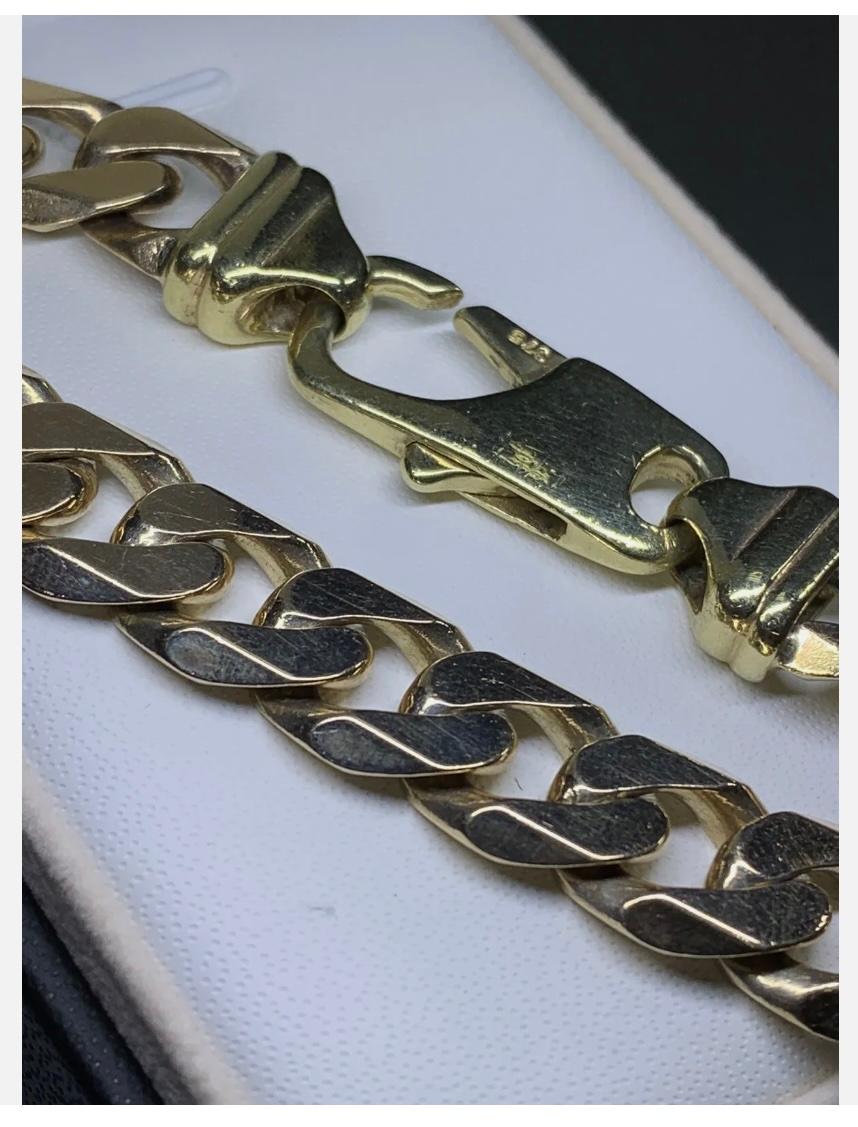 9ct Yellow Gold Chunky Curb Cuban Link Solid Bracelet 61.1g 9 Inches
This 9ct yellow gold bracelet is a stunning piece of fine jewellery that is sure to catch the eye. With a weight of 61.1g and a length of 9 inches, it features a chunky Cuban link