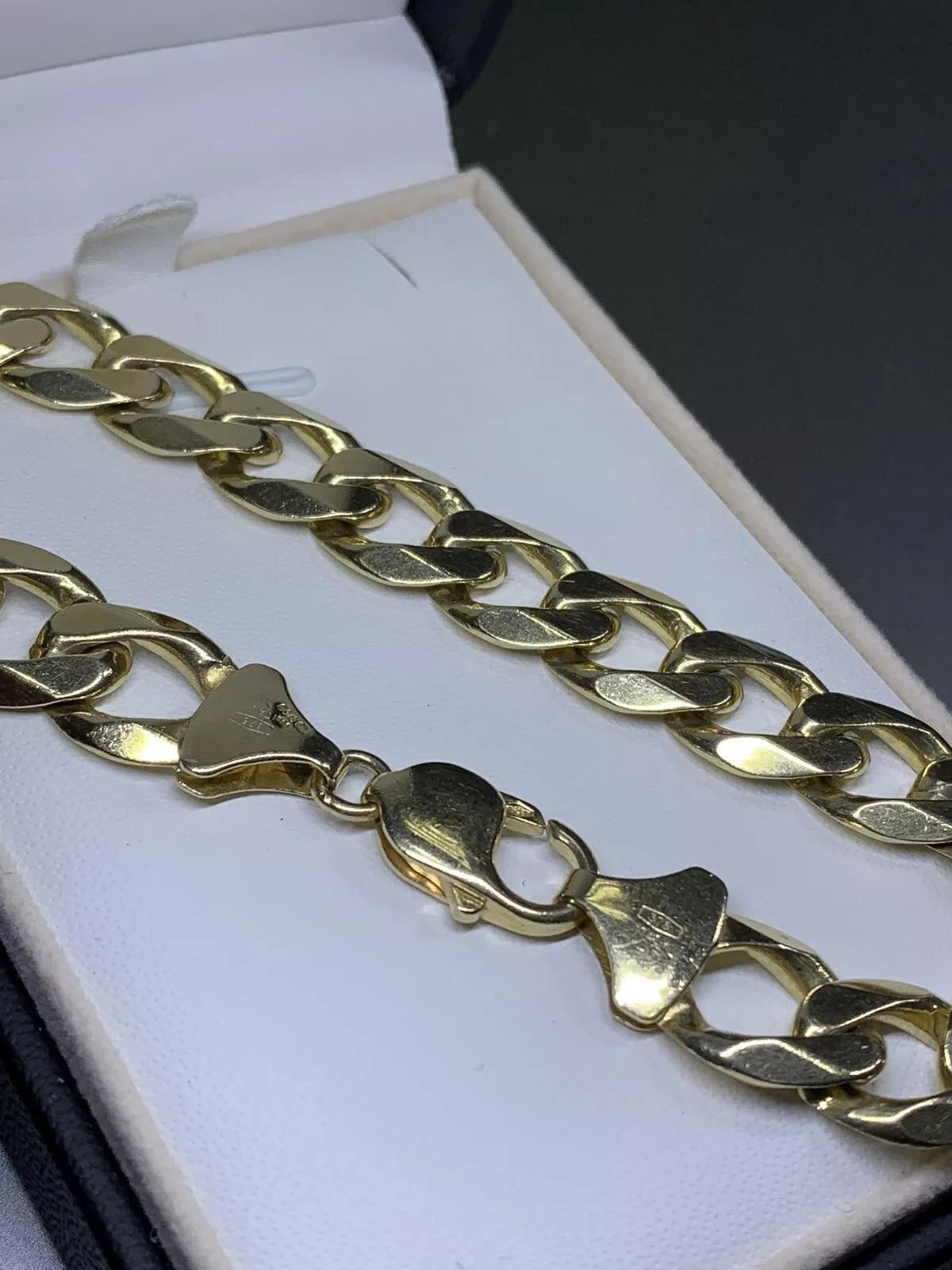 Dieses atemberaubende Armband aus 9-karätigem Gelbgold ist ein echtes Statement und eignet sich perfekt, um jedem Outfit einen Hauch von Luxus zu verleihen. Mit einem klobigen Kandare Cuban Link Design und Messung 9 Zoll in der Länge, ist es sicher,