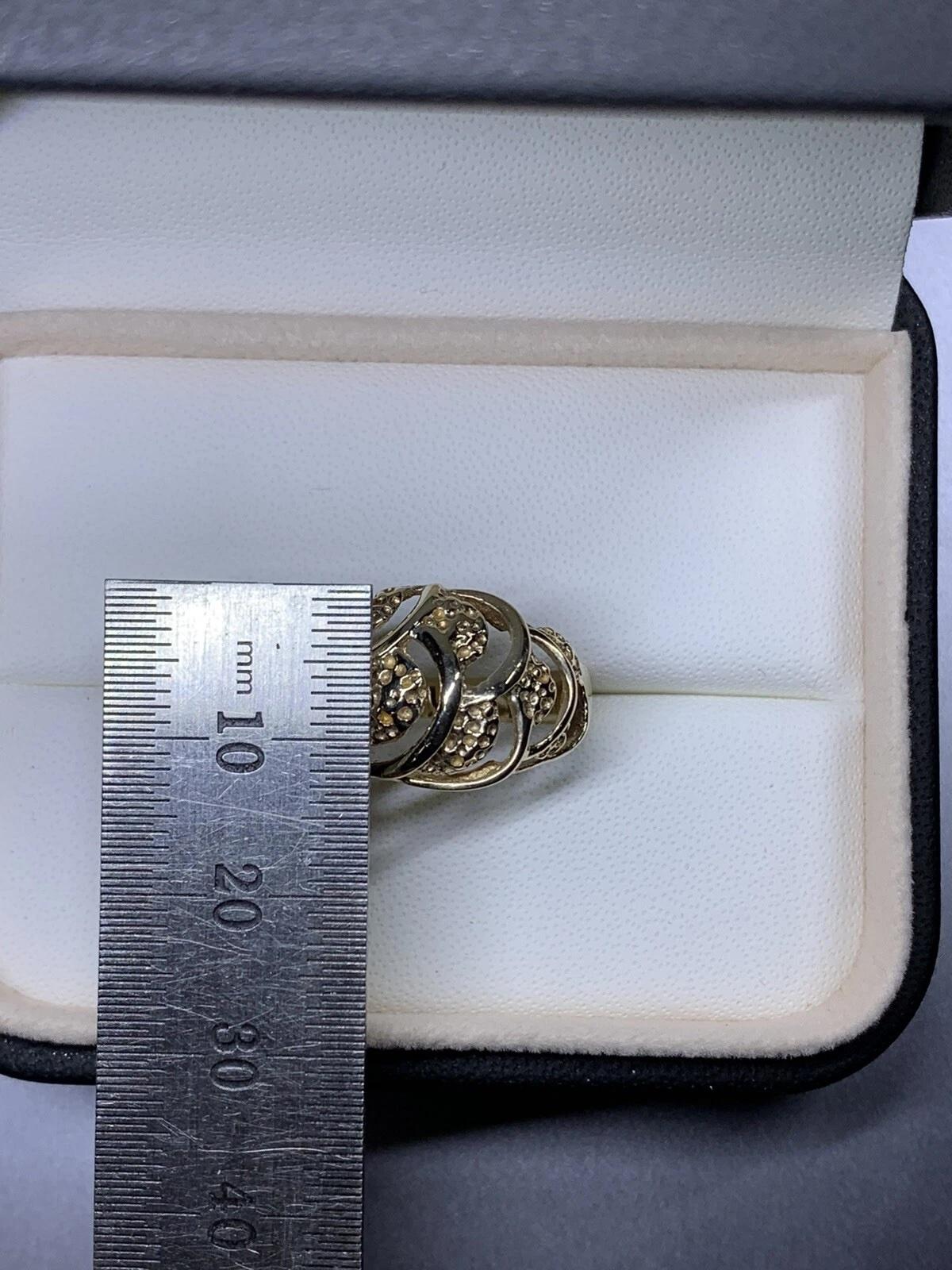 Anello di fidanzamento a cupola in oro giallo 9 ct.
Anello semplice e grosso in stile vittoriano antico con cancelli aperti in oro giallo 9k, con cupola grande
Larghezza 13,2 mm nella parte superiore, 4 mm nella parte inferiore della fascia
Peso 4,1