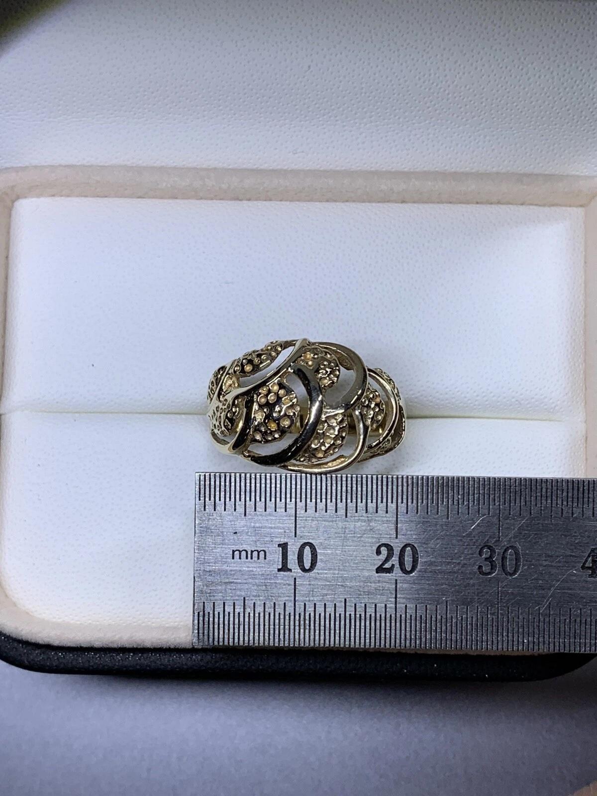 Anello di fidanzamento a cupola in oro giallo 9 ct. In condizioni Nuovo in vendita a London, GB