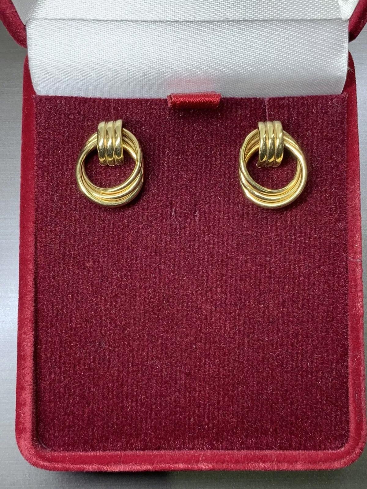Orecchini a perno con nodo in oro giallo 9ct Stile semplice antico vintage.
Orecchini a cerchio piccoli in stile antico, a goccia.
Orecchini a goccia con cerchi in oro giallo 9k.
Marchio di garanzia
Stile Trinity.
Valutazione inclusa, viene fornito