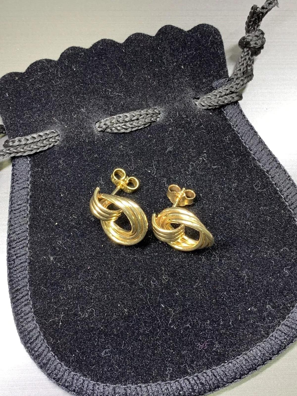 Orecchini a goccia in oro giallo 9ct con cerchi a goccia e abbracci in vendita 1
