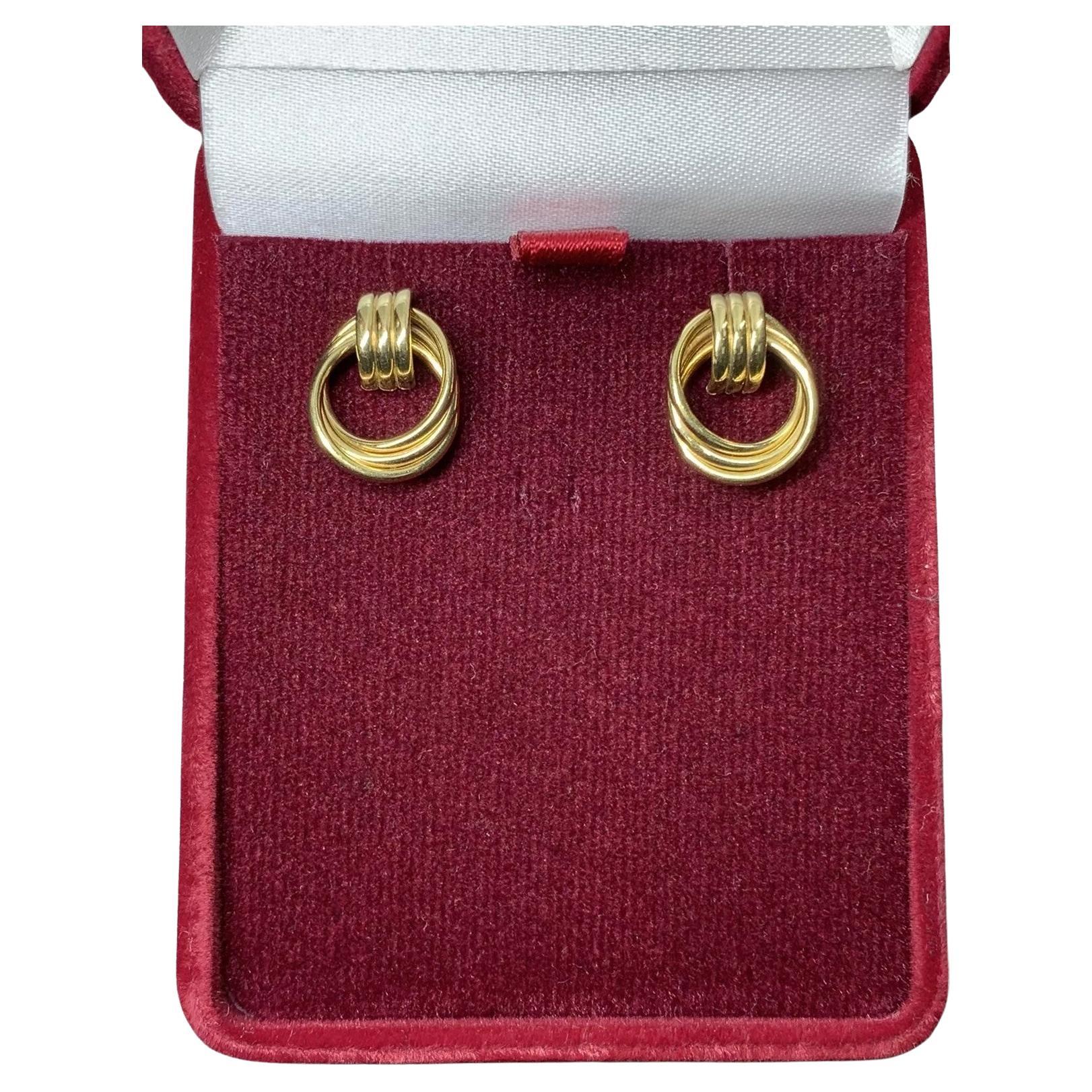 Orecchini a goccia in oro giallo 9ct con cerchi a goccia e abbracci in vendita