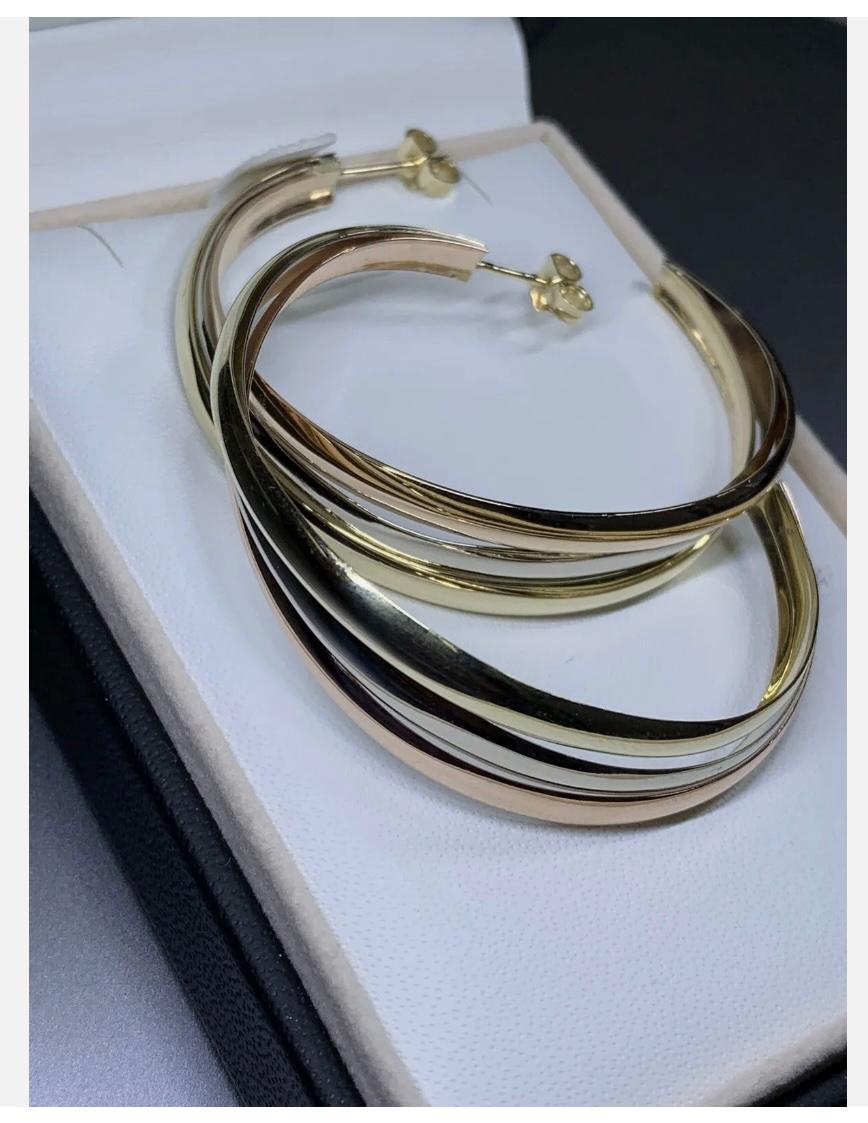 9ct Yellow gold chunky hoop earrings tricolour trinity style 13.2g
Add a touch of elegance to your outfit with these stunning chunky hoop earrings in a tricolour trinity style. Crafted from 9ct yellow gold, these earrings boast a beautiful gold