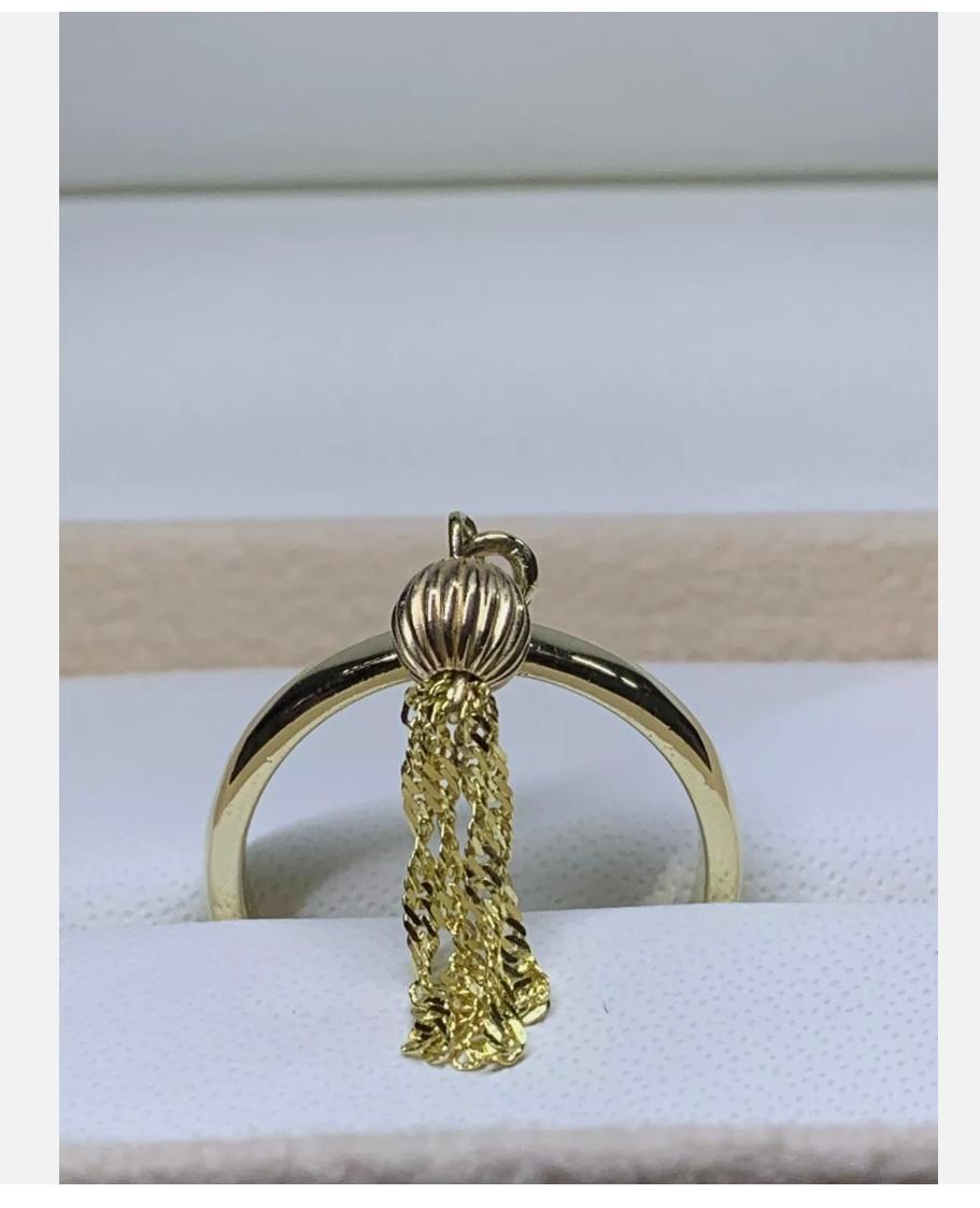 9ct Yellow Gold Chunky Tassel Drop Dangle Engagement Ring
Make a statement with this stunning 9ct yellow gold chunky tassel drop dangle engagement ring. Crafted in Great Britain, this ring features a beautiful tassel design and is perfect for the