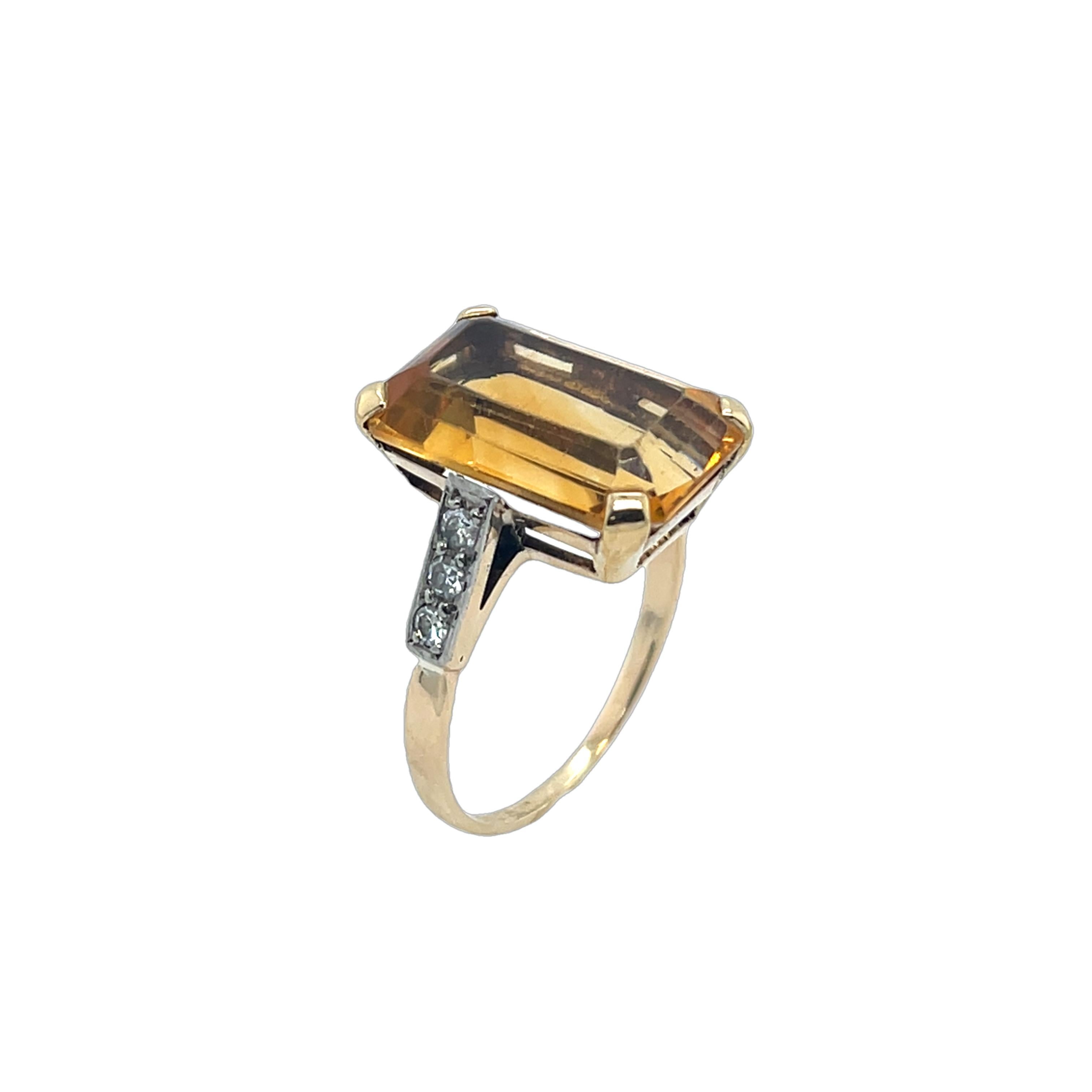 Taille ronde Bague en or jaune 9 carats, citrine et diamant sertie de 3 diamants de chaque épaule en vente