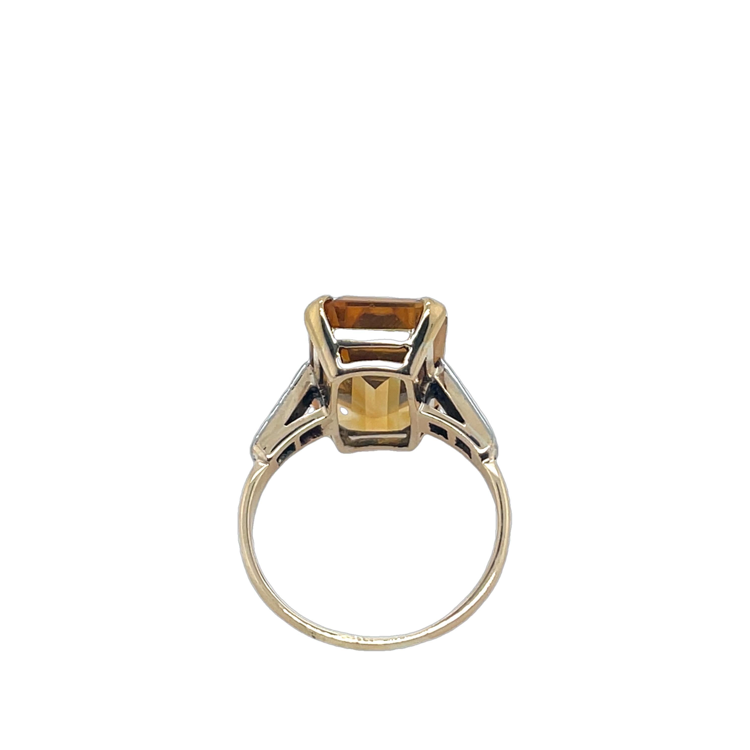 Bague en or jaune 9 carats, citrine et diamant sertie de 3 diamants de chaque épaule Excellent état - En vente à London, GB