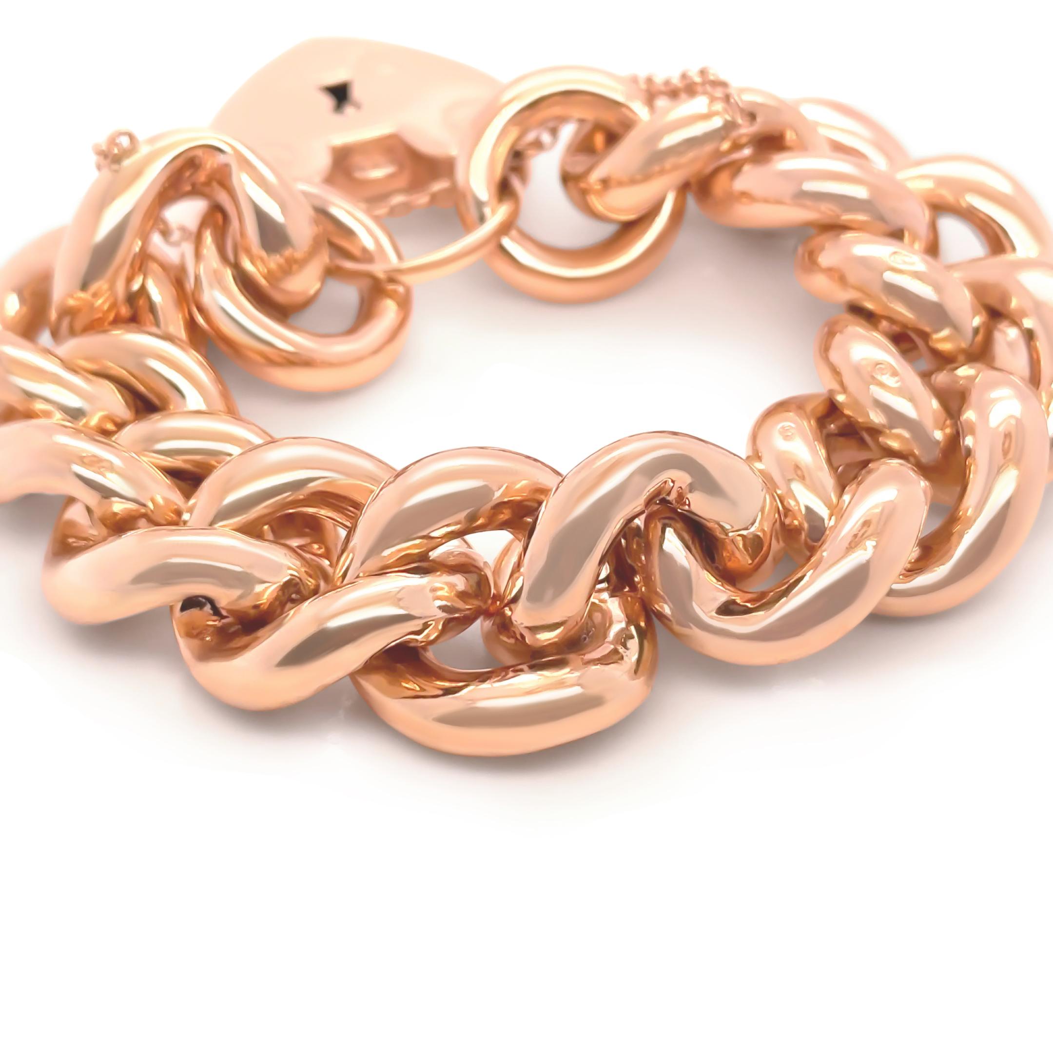 Ce bracelet classique en or jaune 9ct présente une ligne audacieuse de maillons ovales creux, élégamment terminée par un fermoir cadenas en forme de cœur. D'un design intemporel, il allie le charme du vintage au luxe de tous les jours, offrant une