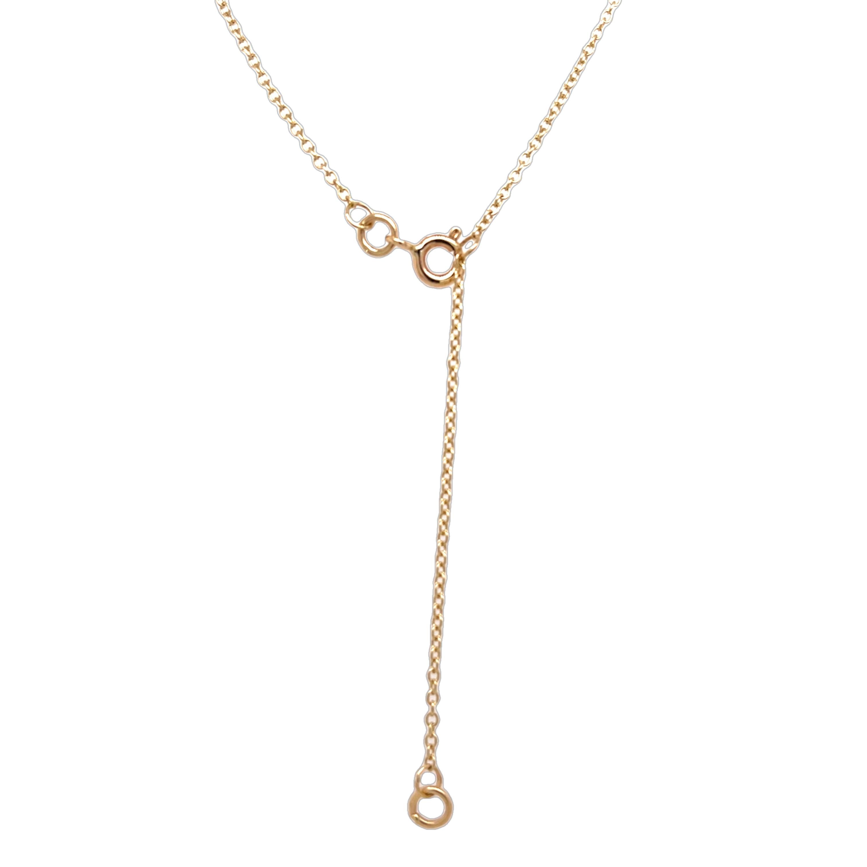 Superbe collier en or jaune 9ct orné d'un arrangement captivant de 10 diamants ronds de taille brillant. 
Ce collier dégage une élégance et une sophistication intemporelles. 
Parfait pour ajouter une touche de luxe à n'importe quelle tenue ou