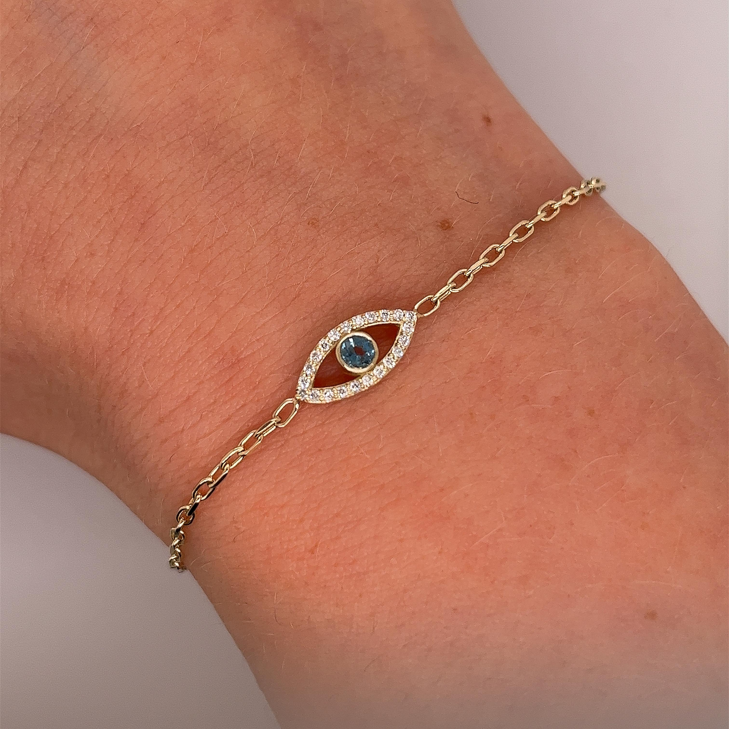 
Made by Jewellery Cave - unser exquisites Armband mit 0,08 Karat Diamanten und rundem Blautopas als böses Auge - eine bezaubernde Verschmelzung von Stil und Symbolik. 
Das Herzstück dieses faszinierenden Armbands aus 9 Karat Gelbgold ist der