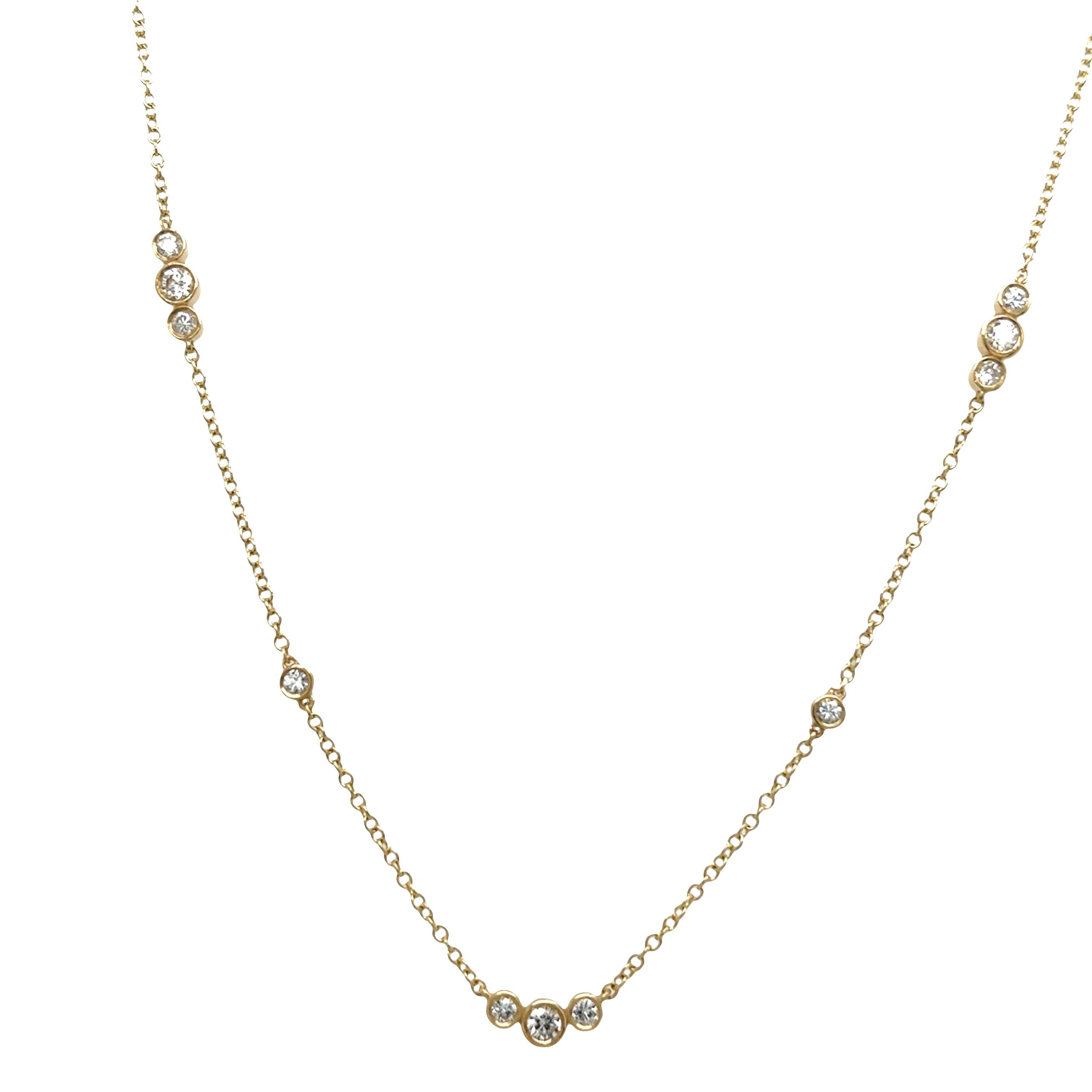 Dieses zeitlose und elegante Collier aus 9 Karat Gelbgold besticht durch 13 funkelnde runde Diamanten im Brillantschliff, die für ein ausgewogenes und anspruchsvolles Design sorgen. Die Diamanten mit einem Gesamtgewicht von ca. 0,45 ct sind perfekt