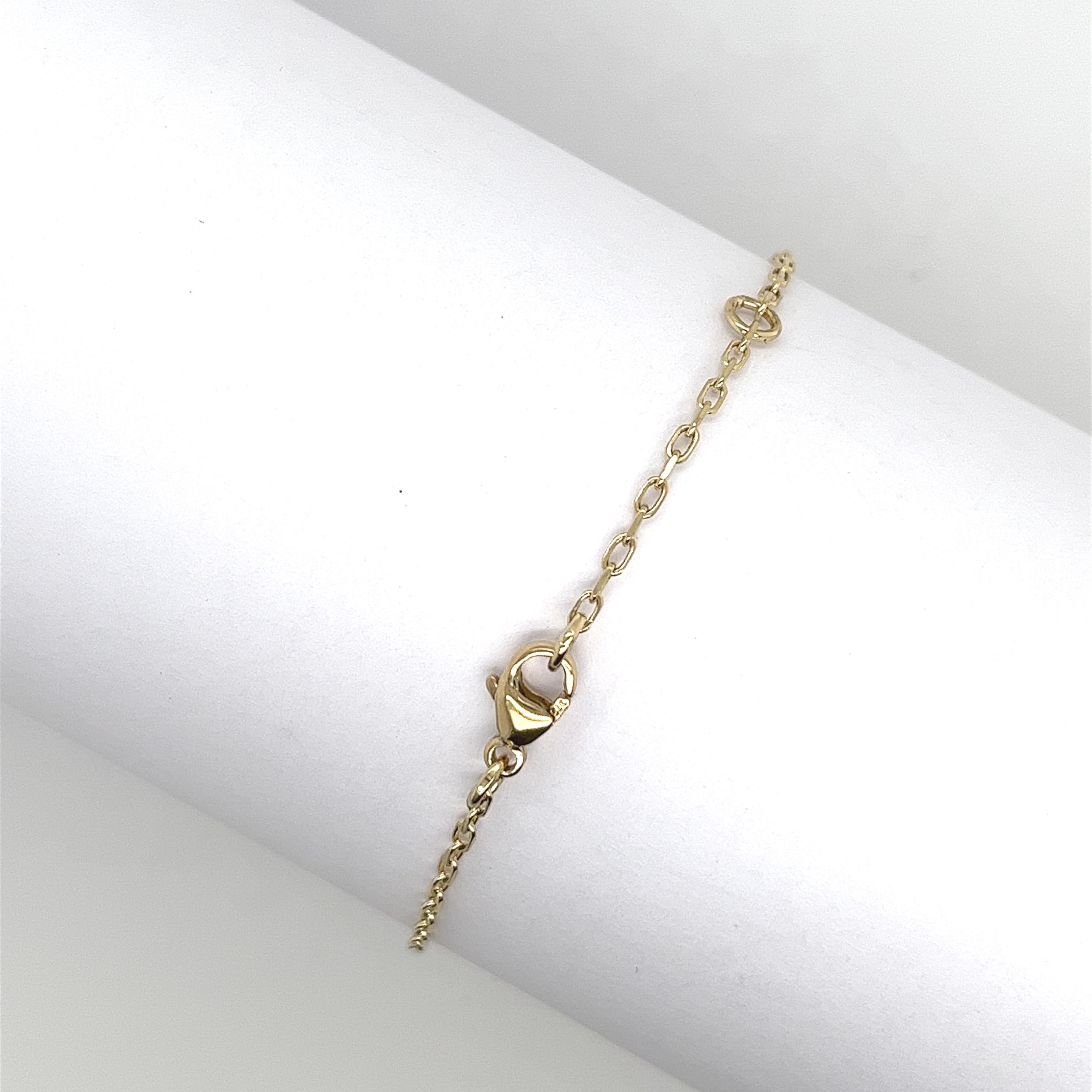 
Fabriqué par Jewellery Cave- notre bracelet maléfique de 0.08ct serti de diamants et d'opales rondes-
une fusion enchanteresse de style et de symbolisme. 
Réalisé en or jaune 9ct, ce bracelet envoûtant est orné d'une breloque en forme d'œil