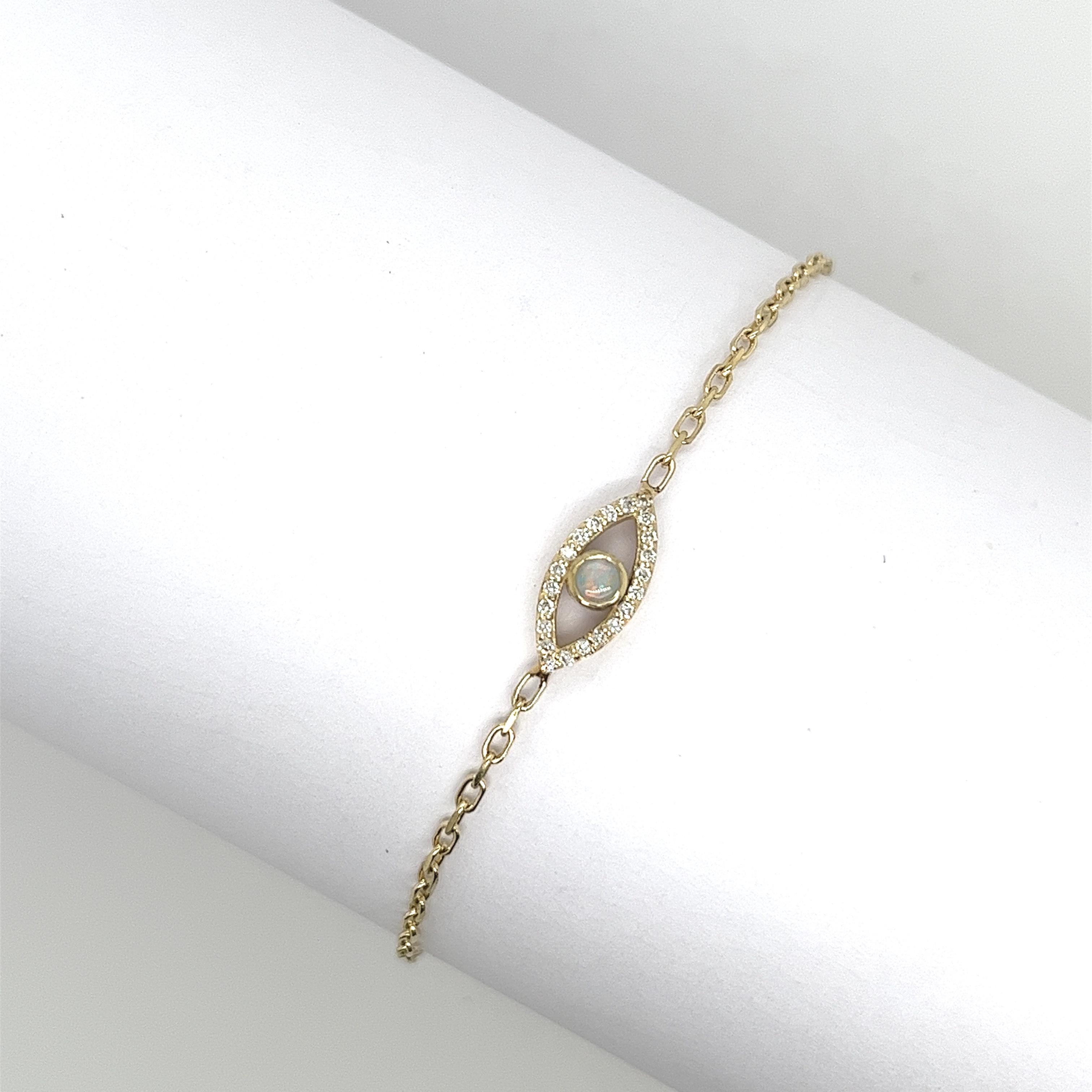 Taille ronde Bracelet Evil Eye en or jaune 9 carats serti de diamants et d'opales, pierre de naissance d'octobre en vente