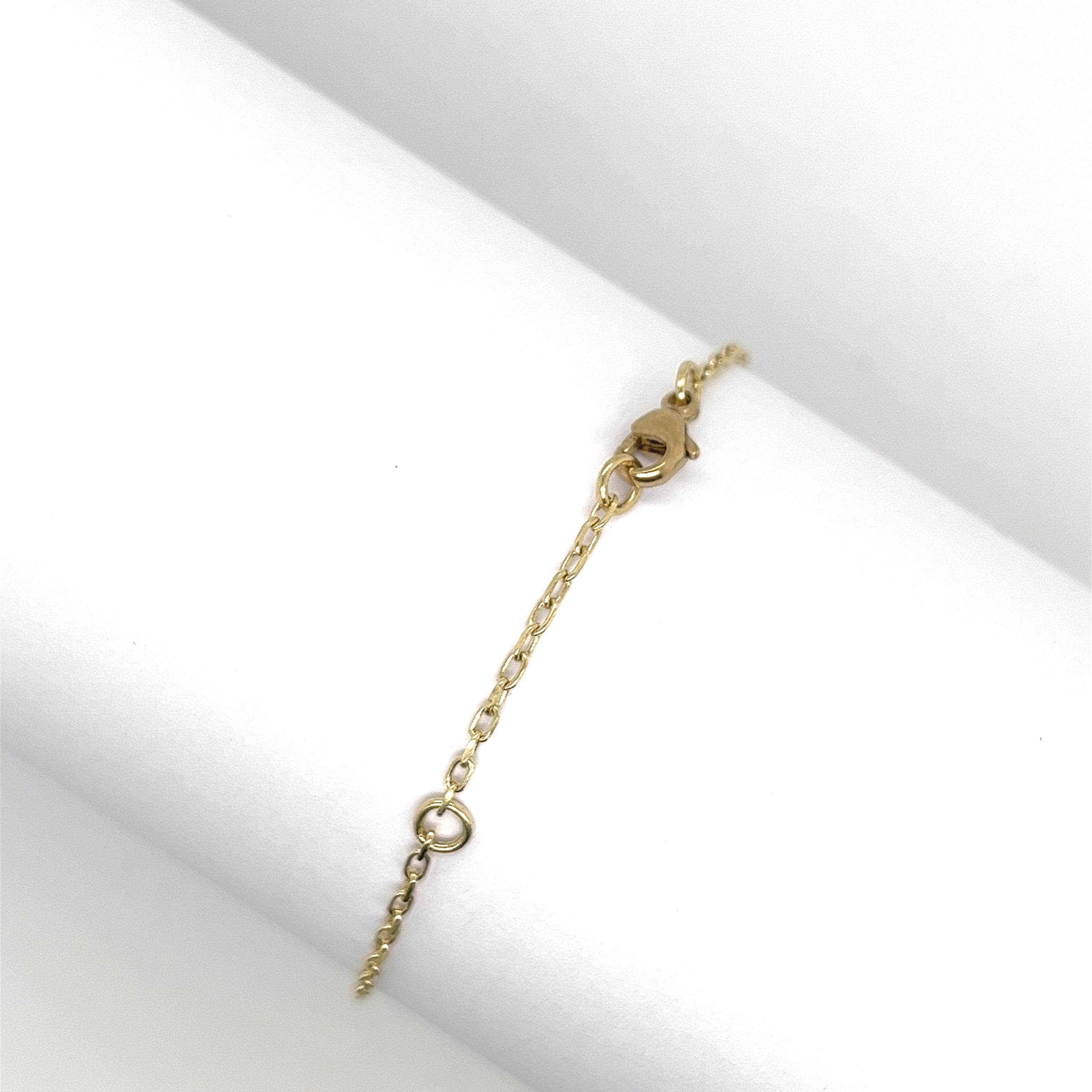 
Made by Jewellery Cave - unser exquisites Armband mit 0,08 Karat Diamanten und runden Perlen als böses Auge -
eine bezaubernde Verschmelzung von Stil und Symbolik. 
Das Herzstück dieses faszinierenden Armbands aus 9 Karat Gelbgold ist der