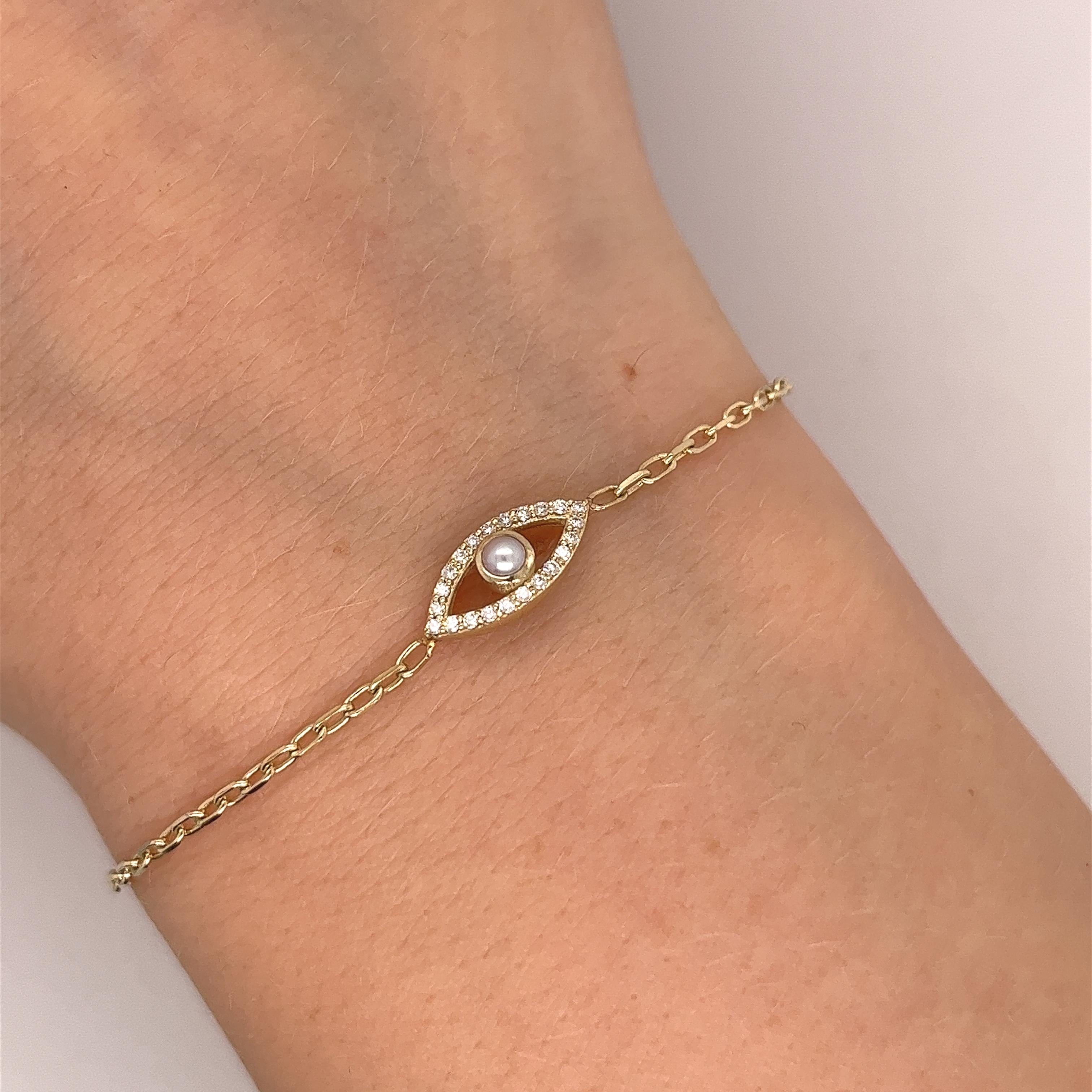 9 Karat Gelbgold Diamant & Perle Set Evil Eye Armband, Juni Geburtsstein im Zustand „Neu“ im Angebot in London, GB