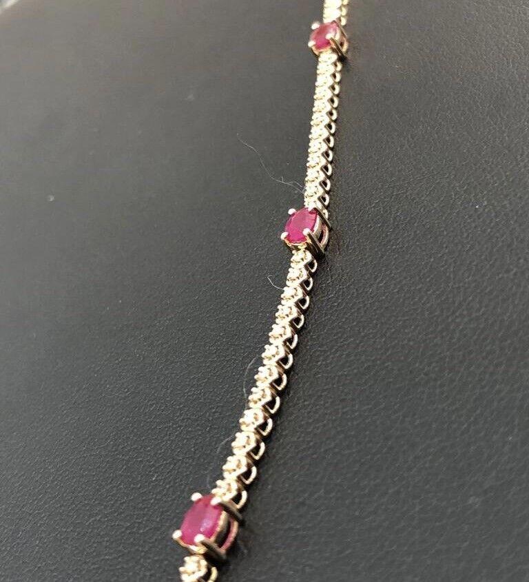 

Magnifique combinaison de diamants et de rubis modernes et classiques, avec des rubis ronds et ovales sertis dans un bracelet de style 