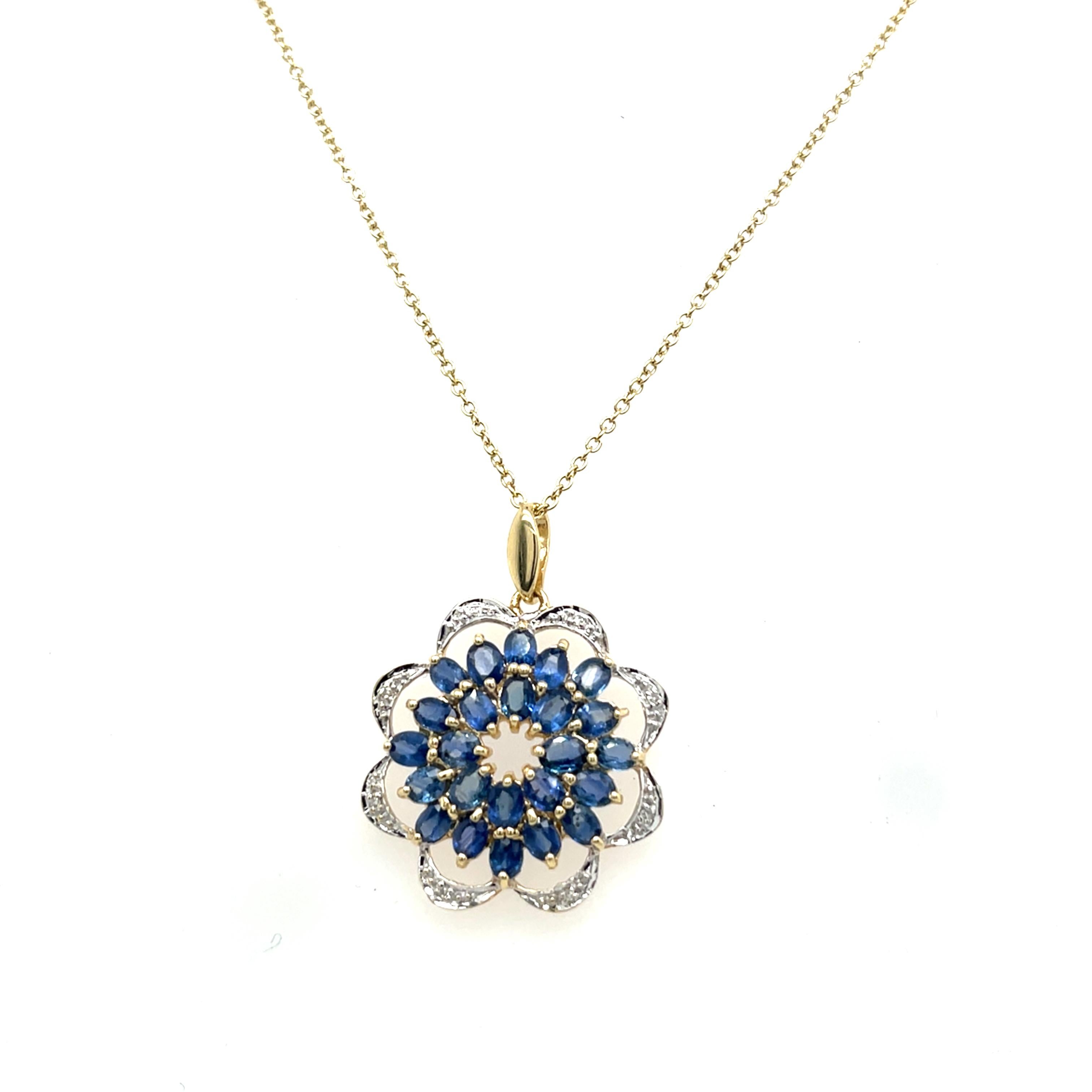 Rehaussez votre style avec cet exquis pendentif en forme de fleur en or jaune 9ct, orné de diamants et de saphirs. Mélange intemporel d'élégance et de sophistication, ce pendentif présente un captivant motif floral orné de diamants et de saphirs
