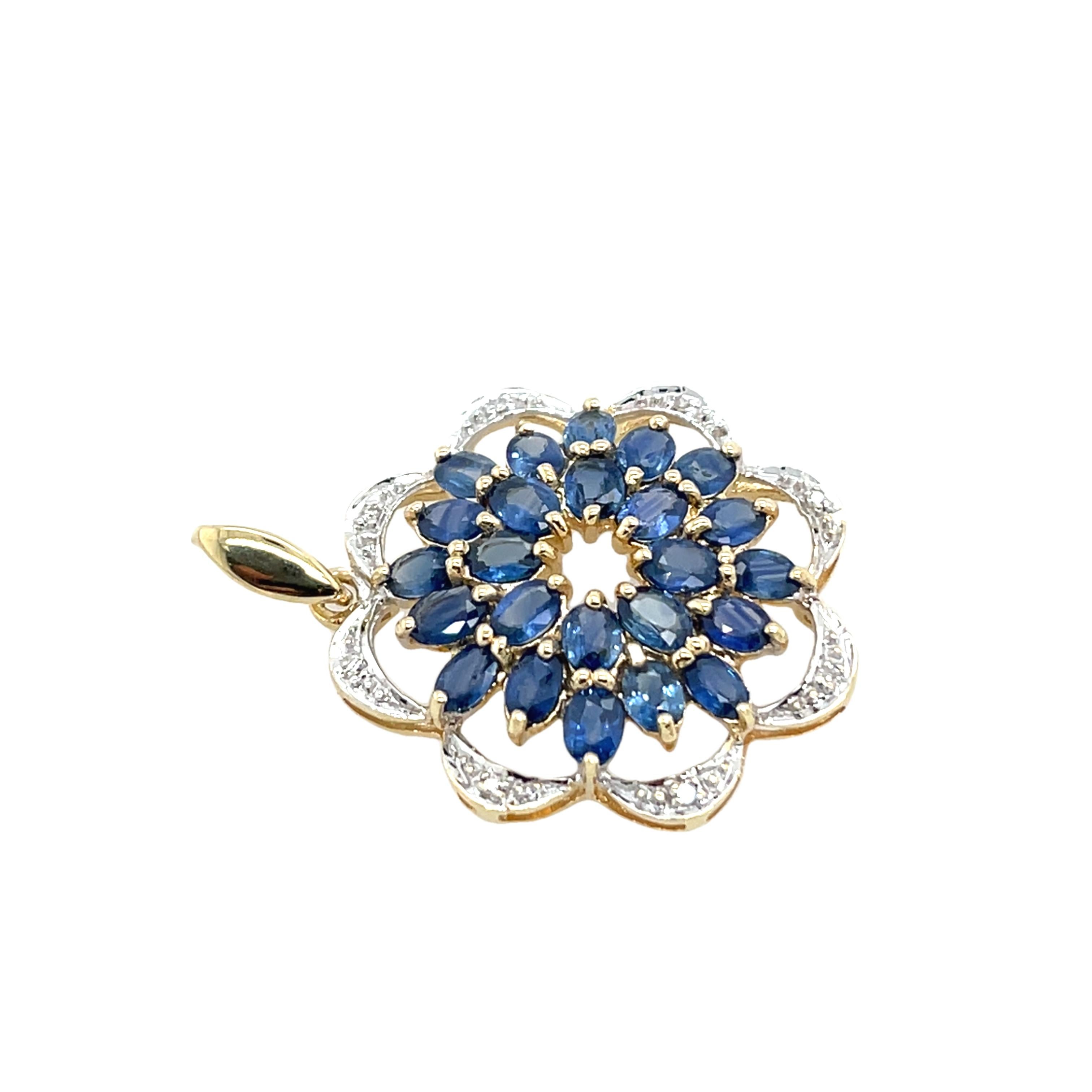 Taille ovale Pendentif en or jaune 9ct avec diamant et saphir en vente