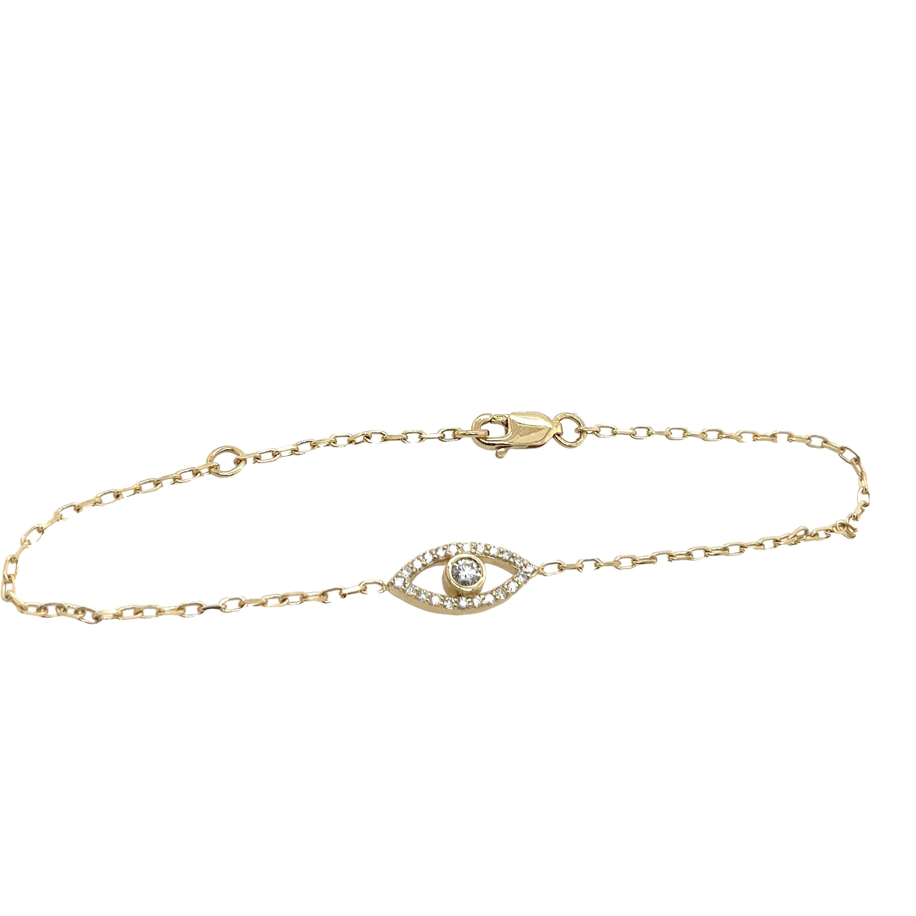 Made by Jewellery Cave - unser exquisites 0.33-karätiges, mit Diamanten besetztes Böses-Auge-Armband - eine bezaubernde Verschmelzung von Stil und Symbolik. Dieses modische Accessoire aus 9 Karat Gelbgold verkörpert Eleganz
und Spiritualität. Das