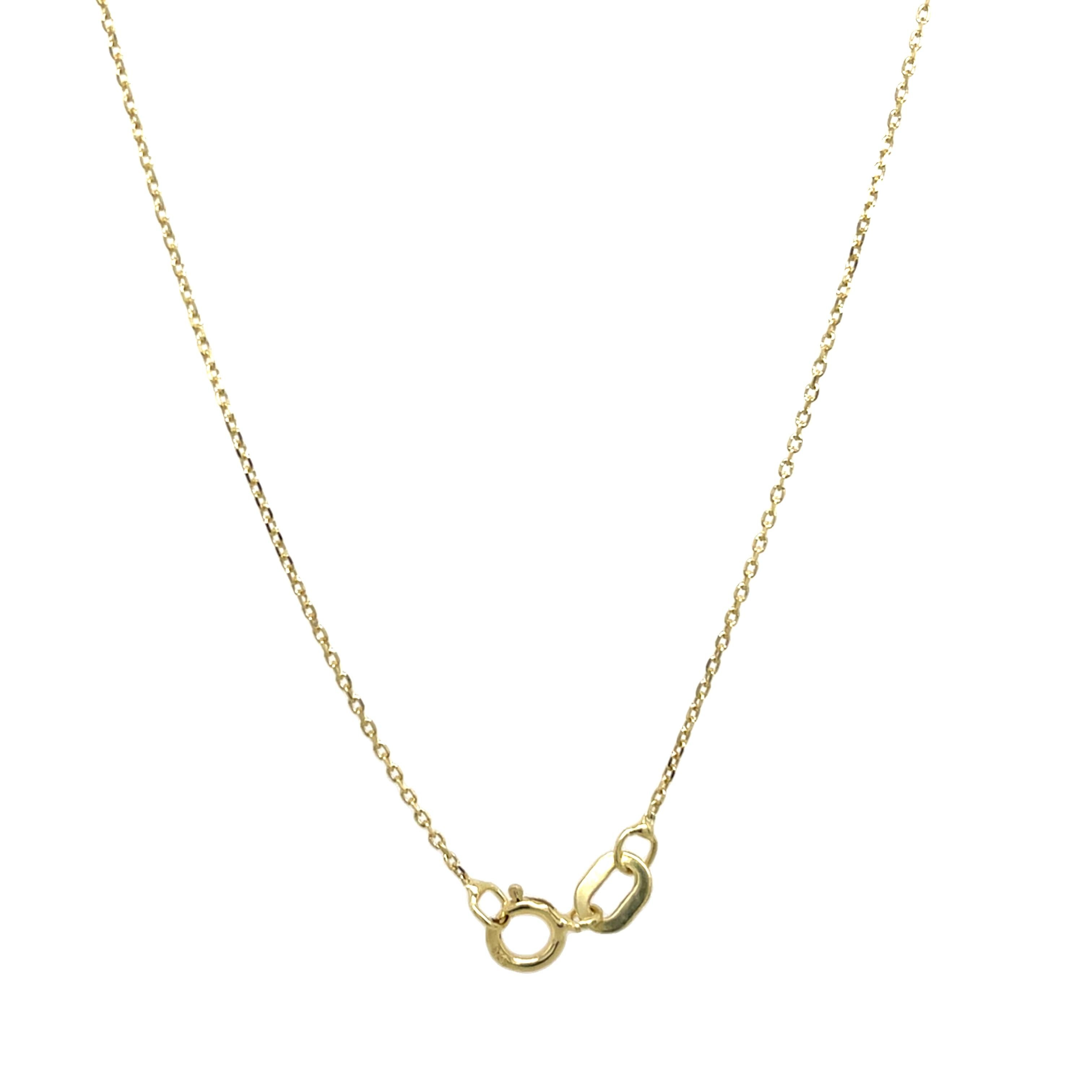 Collier pendentif Hamsa en or jaune 9ct magnifiquement travaillé, serti de 0,15ct de diamants naturels pour un éclat subtil mais radieux. 
Le Hamsa, symbole de protection, de chance et de bénédiction, rend ce collier à la fois significatif et
